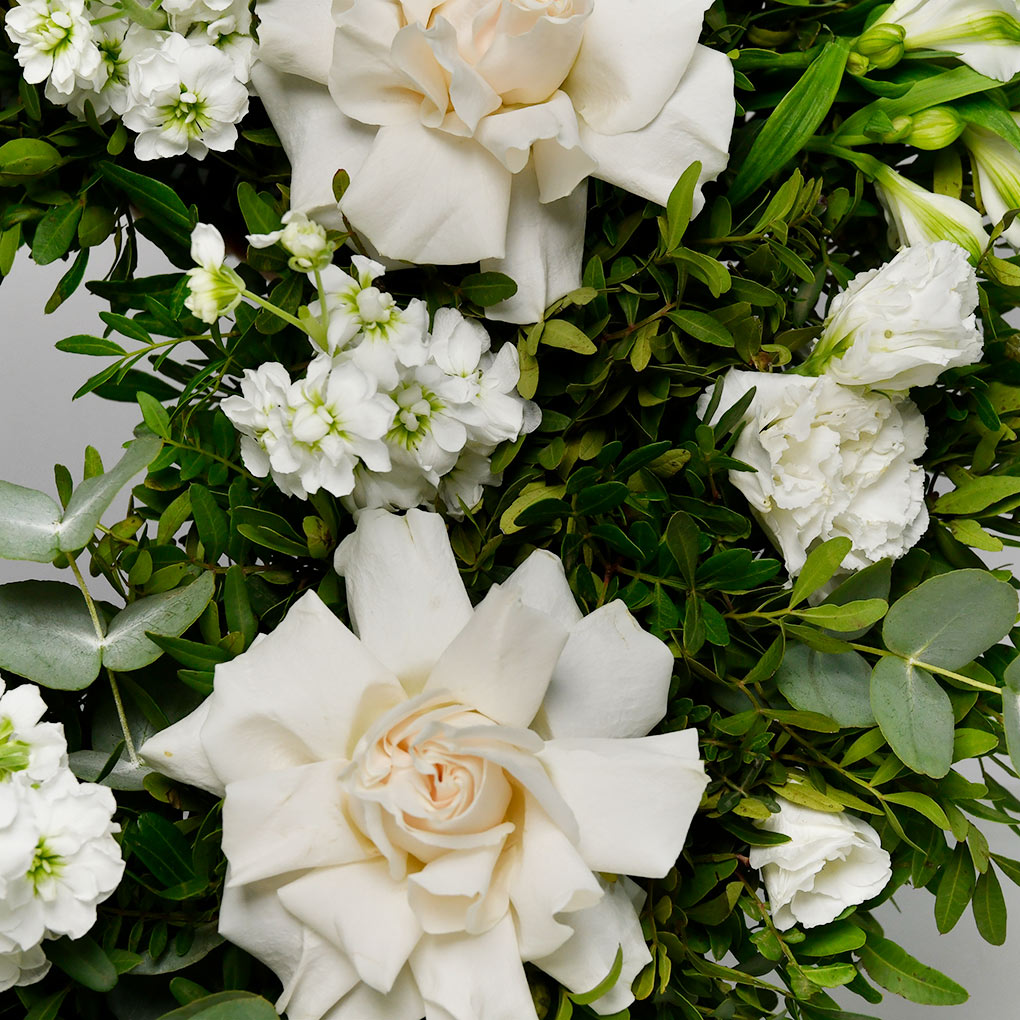 Coroana funerara rotunda cu trandafiri speciali albi, lisianthus si alstroemeria, 2, Californiaflowers.ro