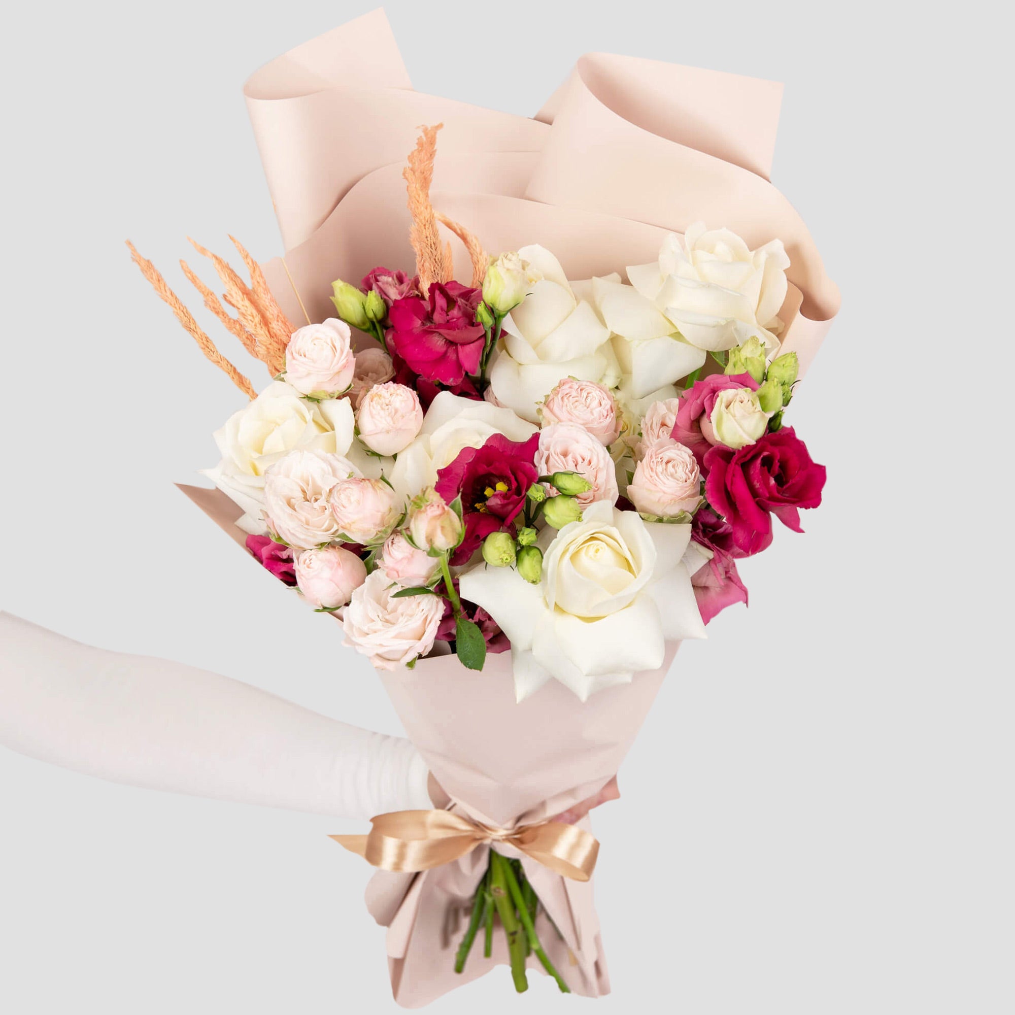 Bouquet with lisianthus, roses and mini roses
