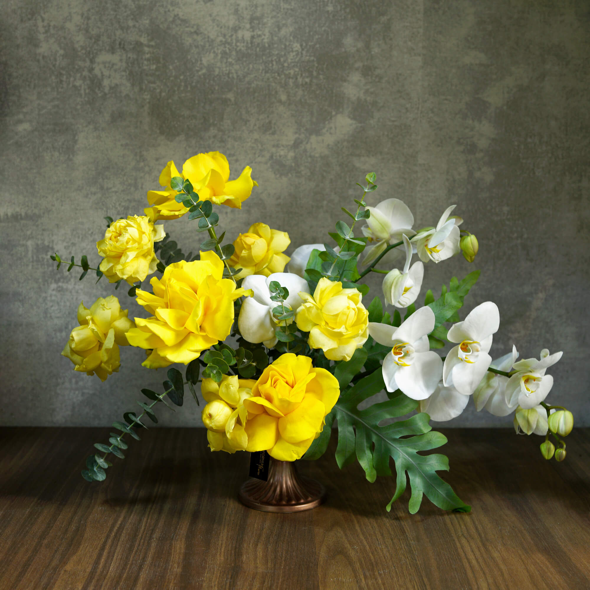 Aranjament floral cu trandafiri galbeni si phalaenopsis, 1