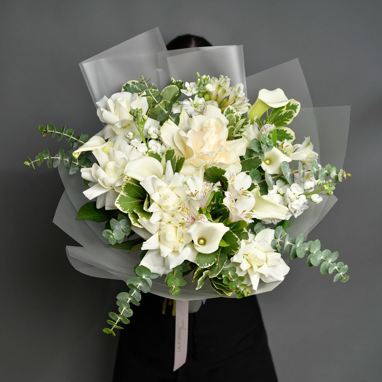 Bouquet of white roses, matthiola and calla