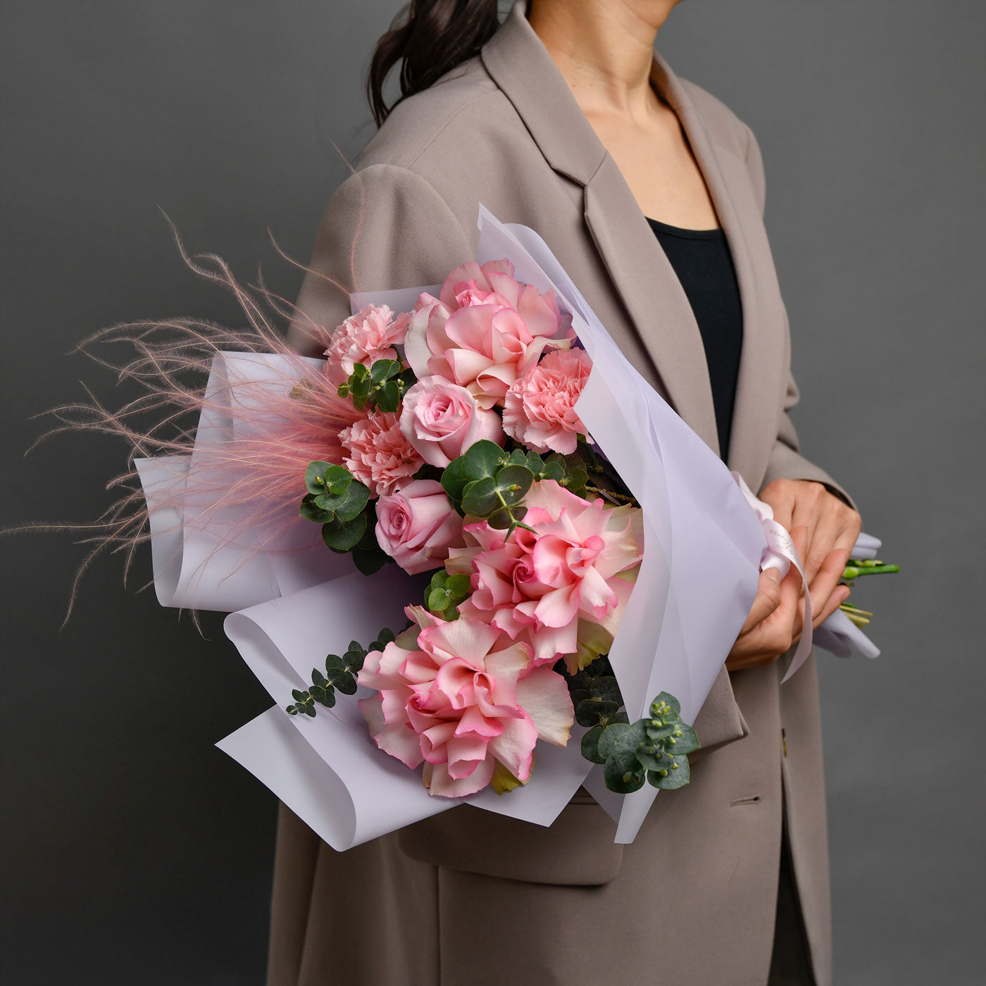 Buchet trandafiri roz, dianthus si eucalipt