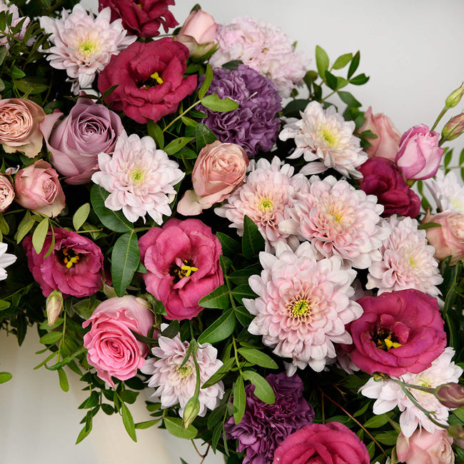Coroana funerara cu crizanteme si lisianthus roz, 2