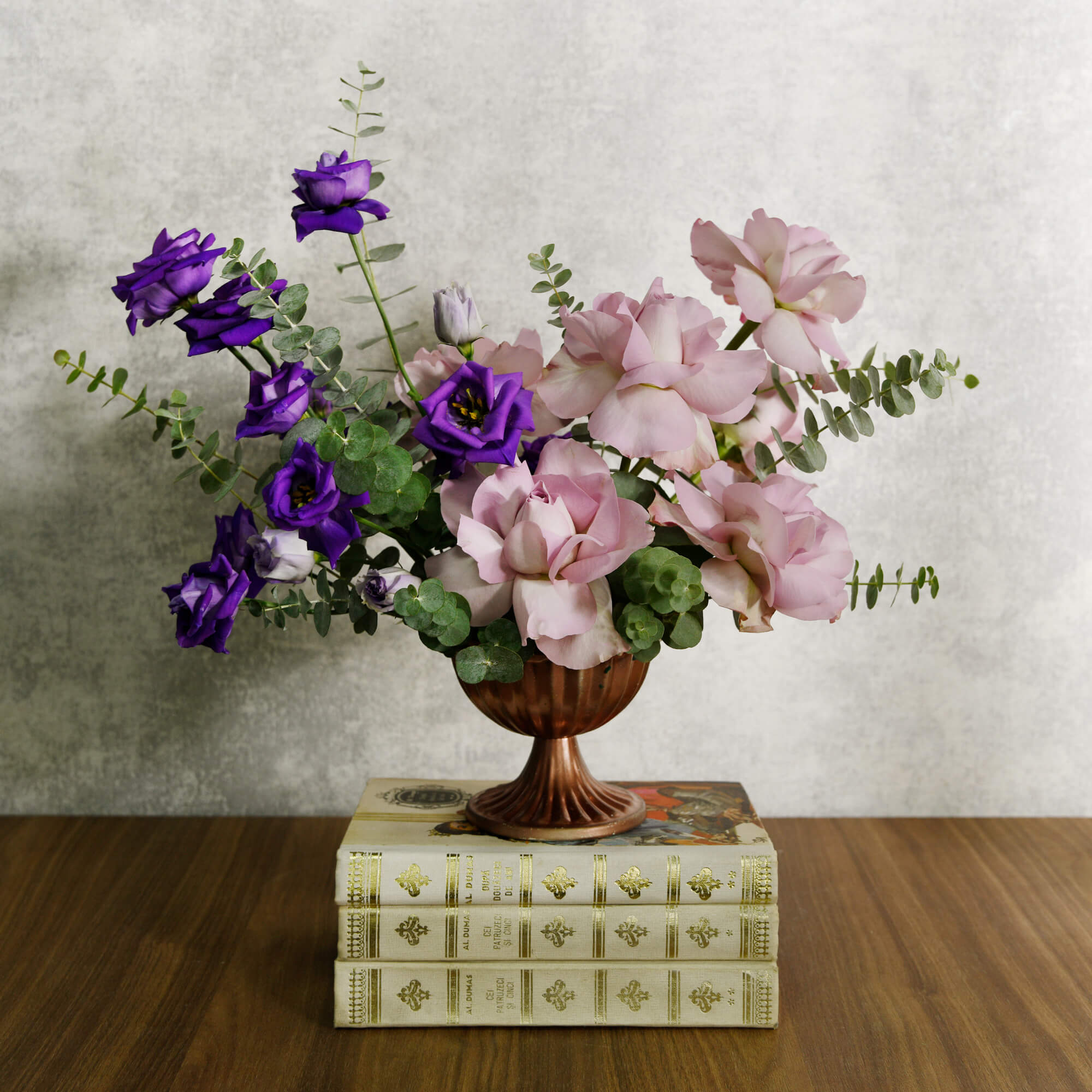 Aranjament floral cu lisianthus si trandafiri lila, 3