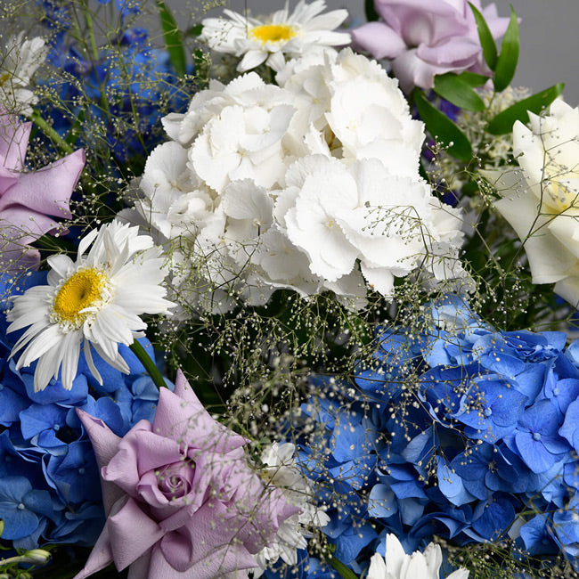 Aranjament decor pentru eveniment cu hortensie albastra si trandafiri lila, 2