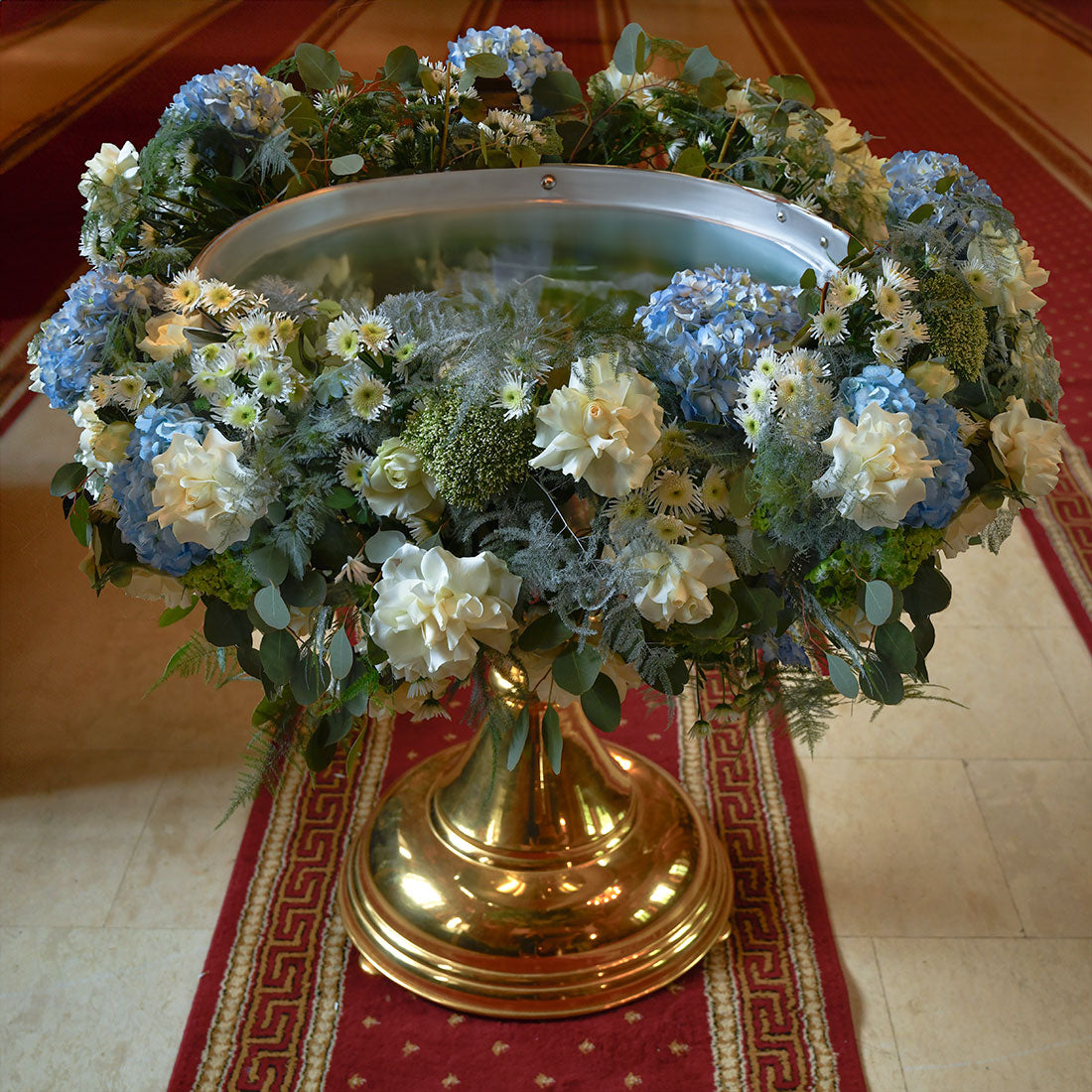 Aranjament cristelnita cu hortensie albastra si trandafiri albi speciali, 1