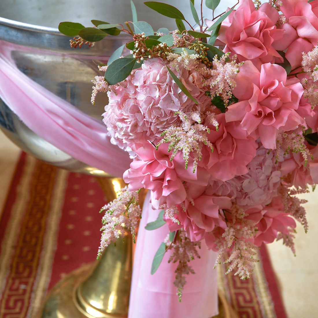 Aranjament cristelnita cu trandafiri roz speciali si astillbe, 2