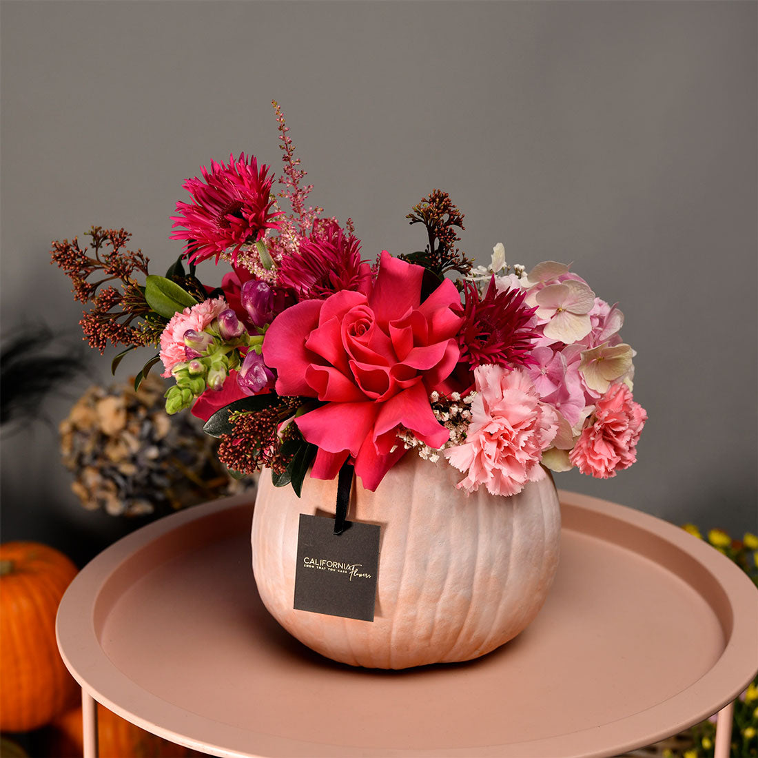Aranjament floral in dovleac cu trandafir special pink, hortensie si garoafe, 3, Californiaflowers.ro