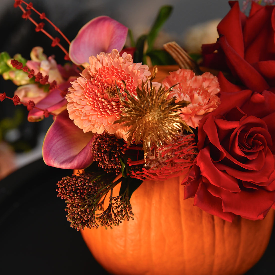 Aranjament floral in dovleac cu trandafir special rosu, antirrhinum, gerbera si astillbe, 3, Californiaflowers.ro
