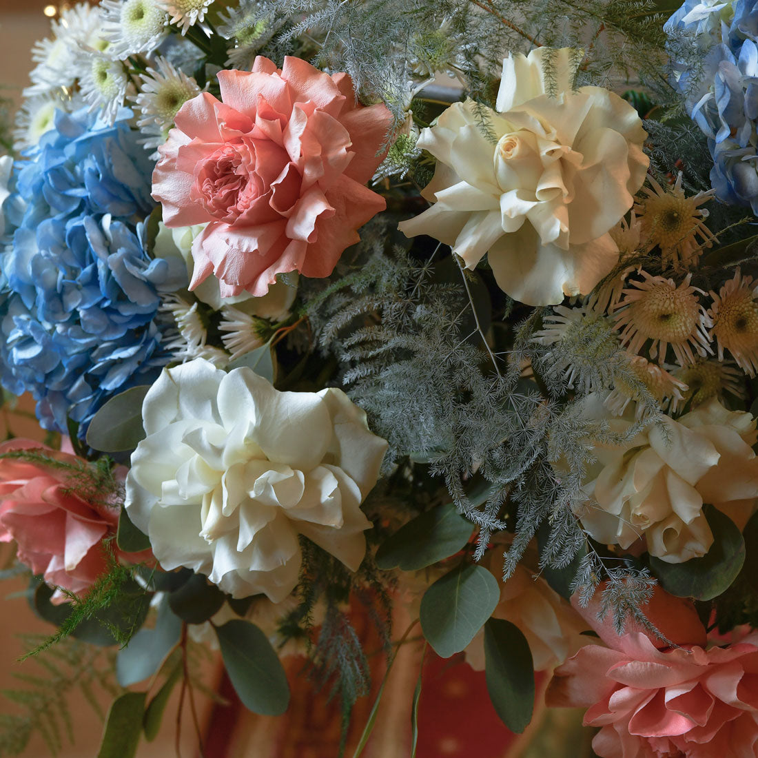 Aranjament cristelnita cu hortensii albastre si trandafiri somon, 2