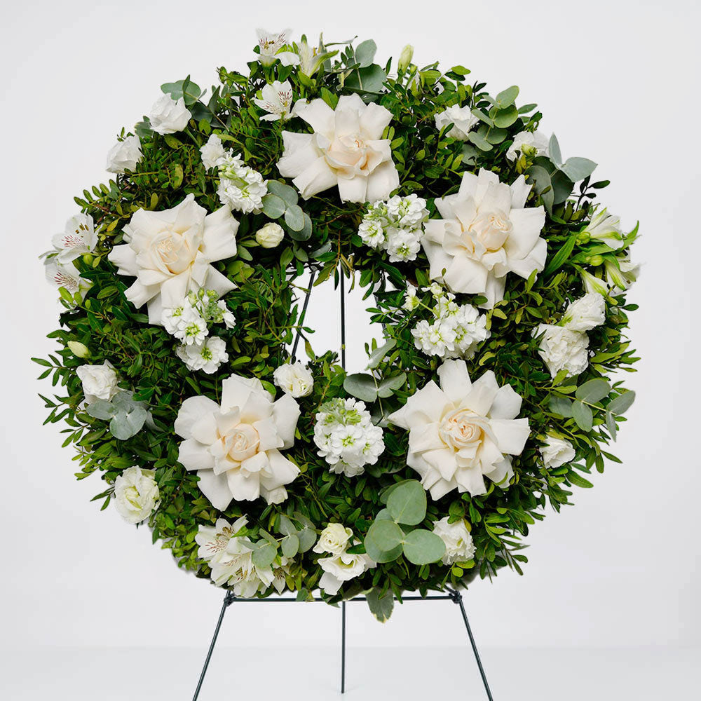 Coroana funerara rotunda cu trandafiri speciali albi, lisianthus si alstroemeria