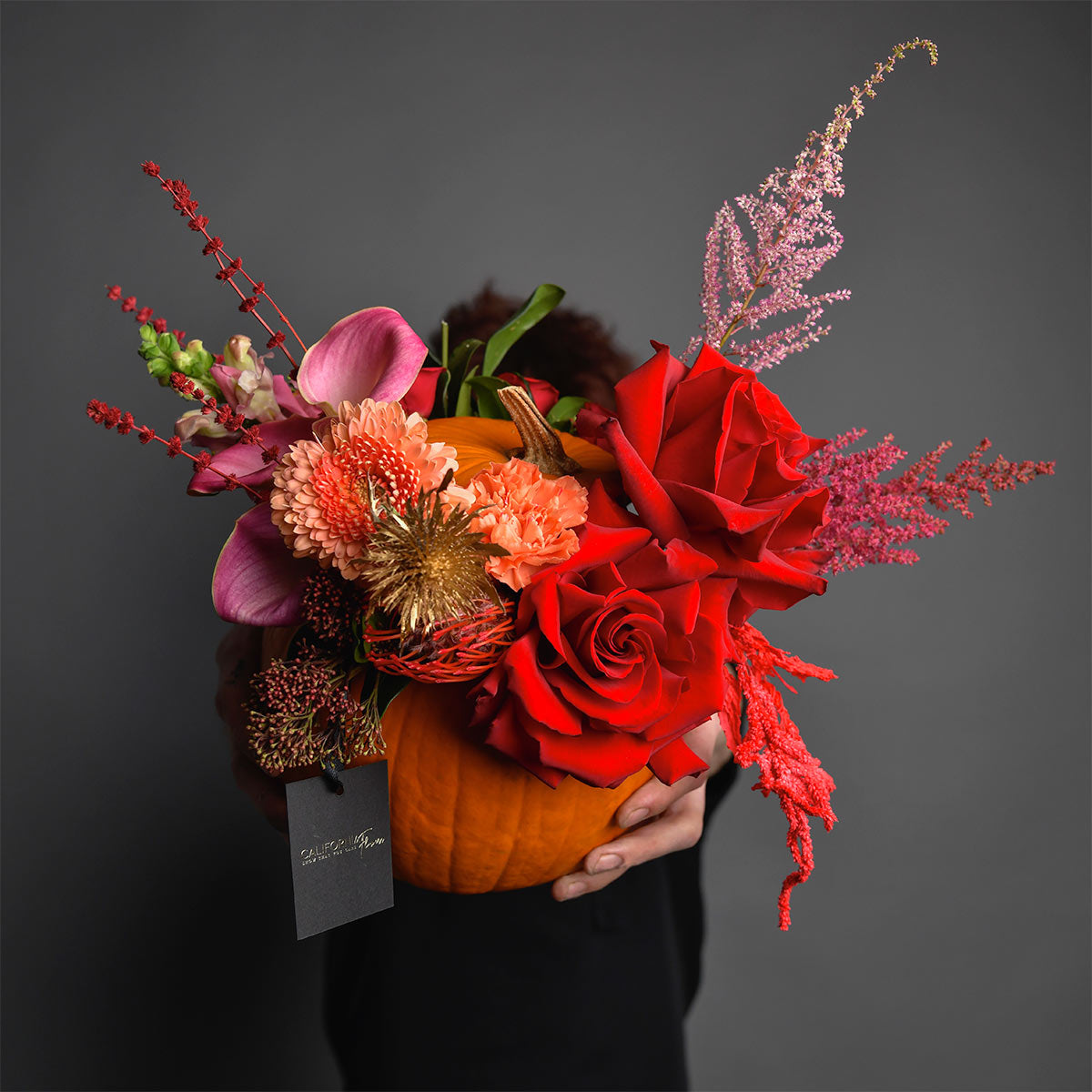 Aranjament floral in dovleac cu trandafir special rosu, antirrhinum, gerbera si astillbe, 4, Californiaflowers.ro