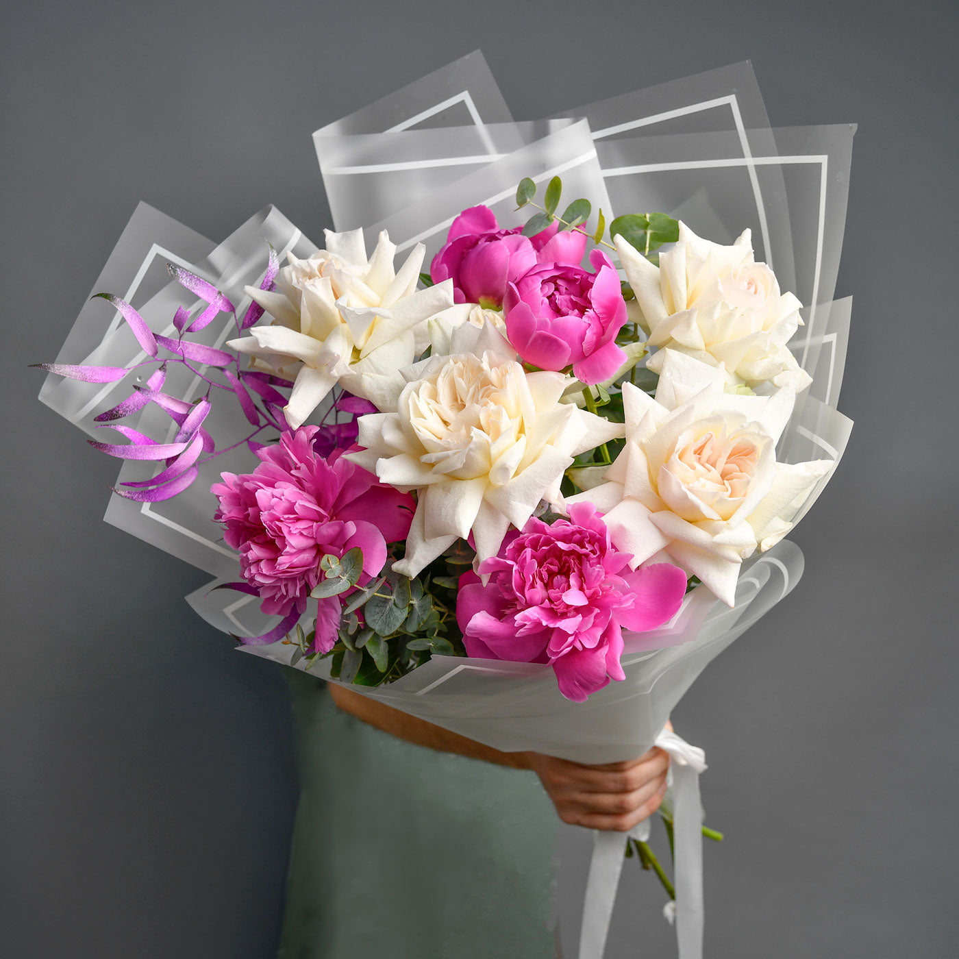 Buchet bujori naturali roz si trandafiri speciali albi, 1