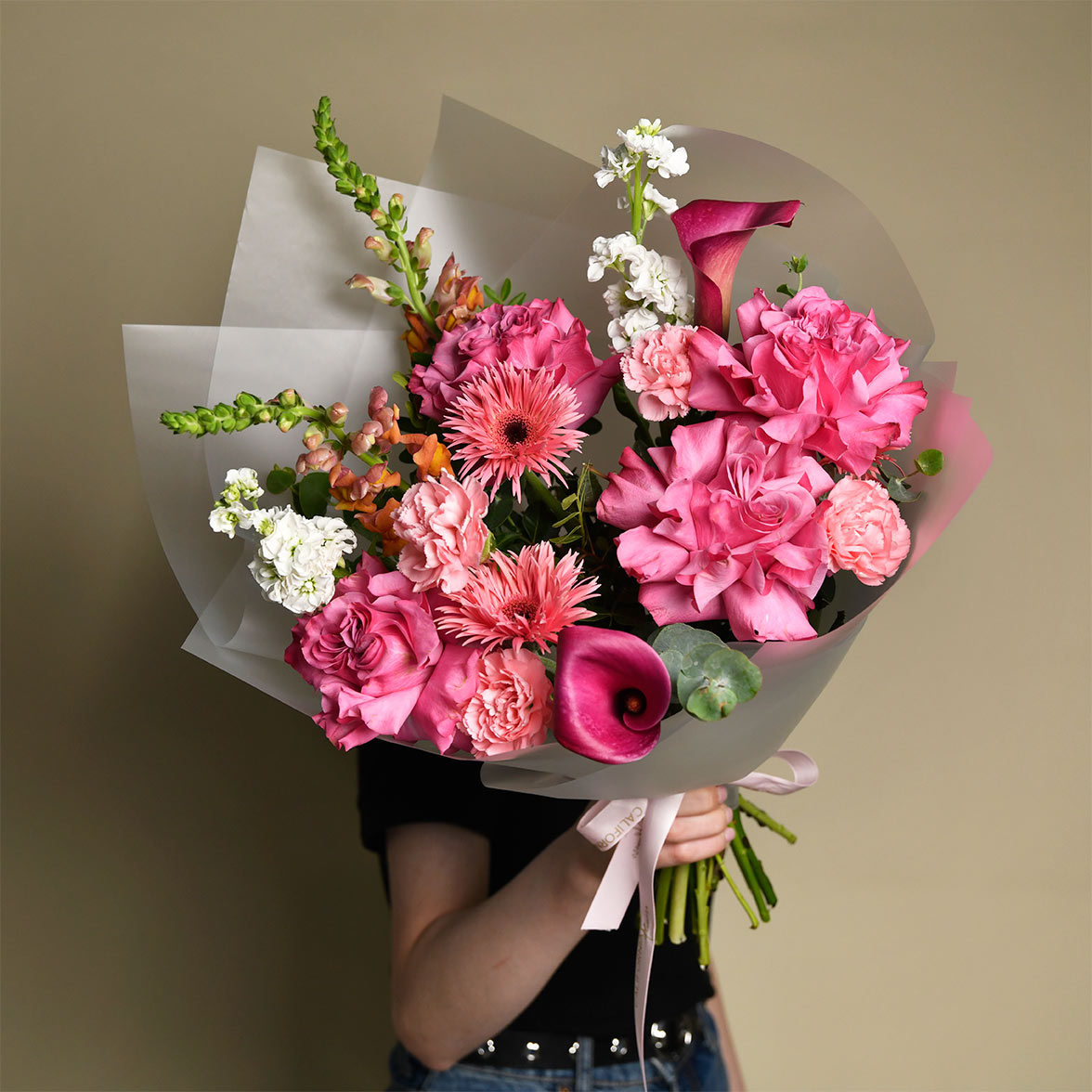 Buchet trandafiri speciali roz, gerbera mini si cale, 4
