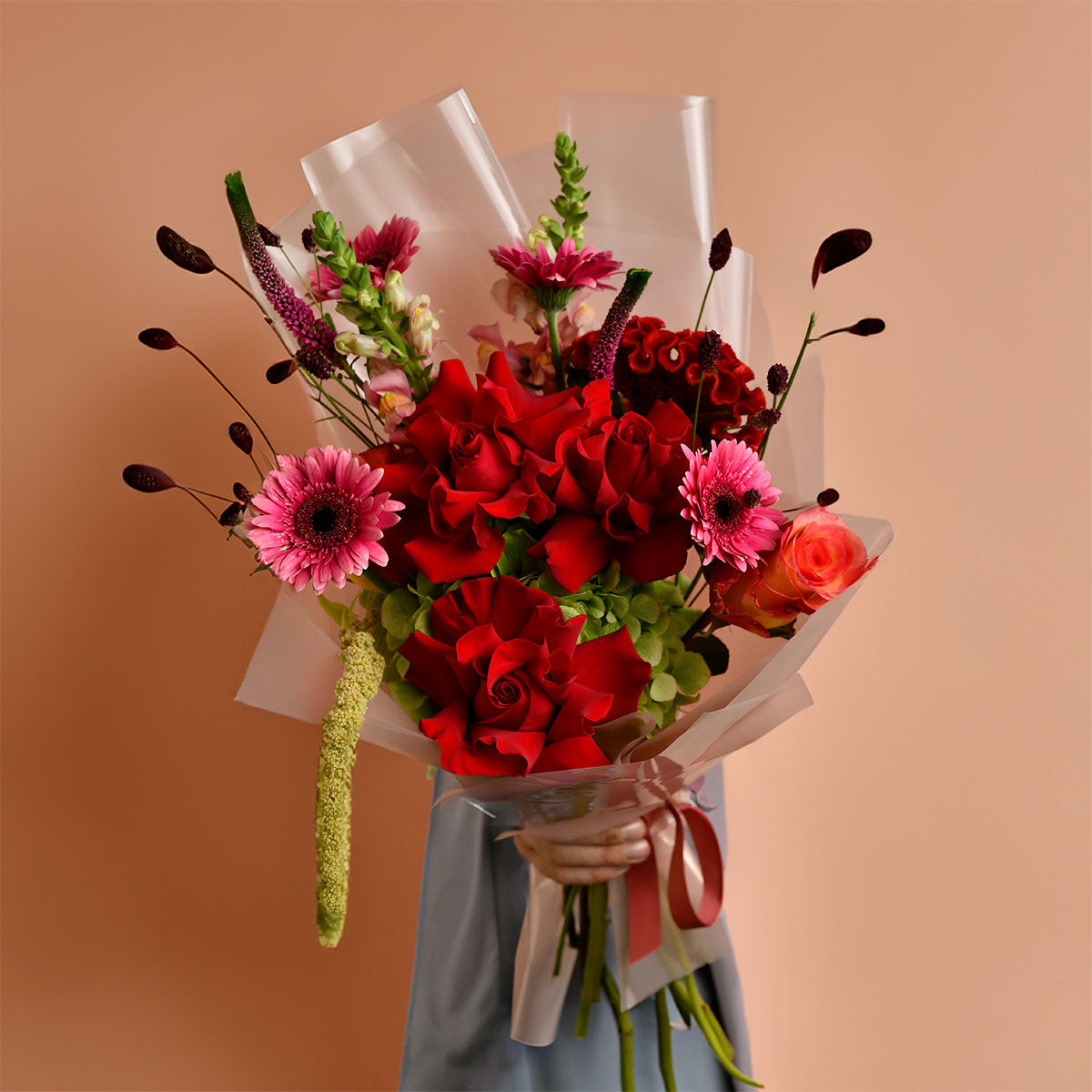 Buchet trandafiri speciali rosii, gerbera si antirrhinum, 2