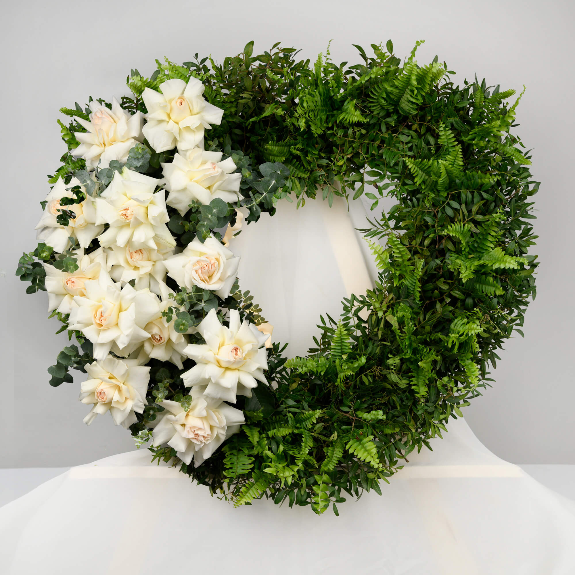 Inima funerara cu trandafiri speciali albi si eucalipt, 1