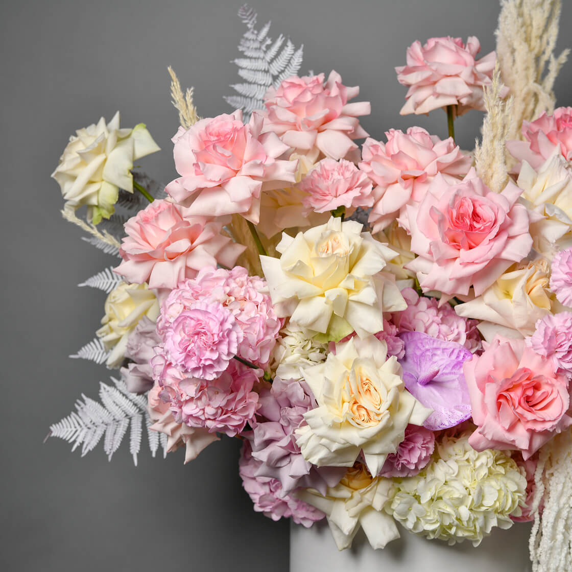 Aranjament in cutie cu hortensie roz si trandafiri albi, 3