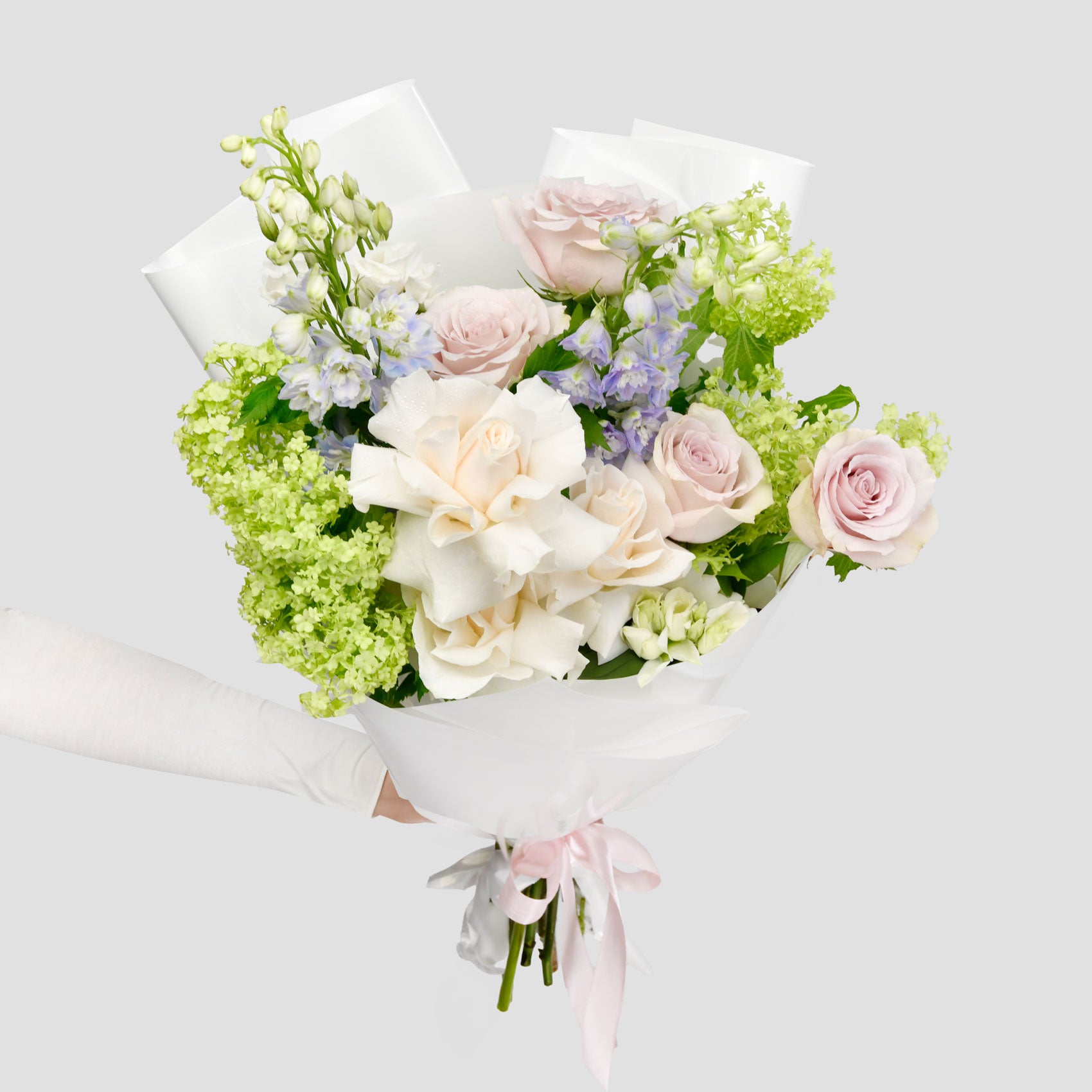 Buchet trandafiri speciali albi, delphinium si viburnum