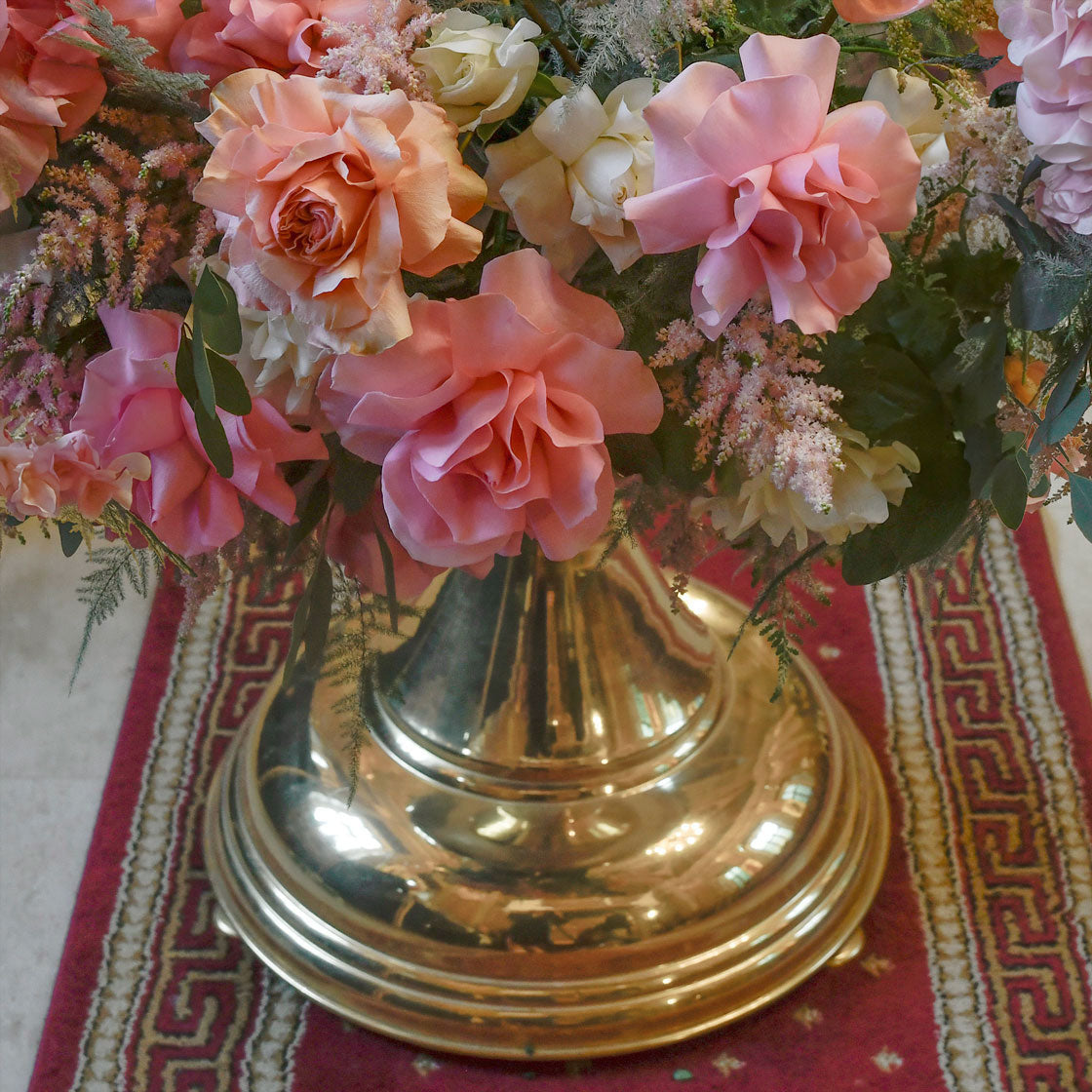 Aranjament cristelnita cu hortensie roz si trandafiri, 2