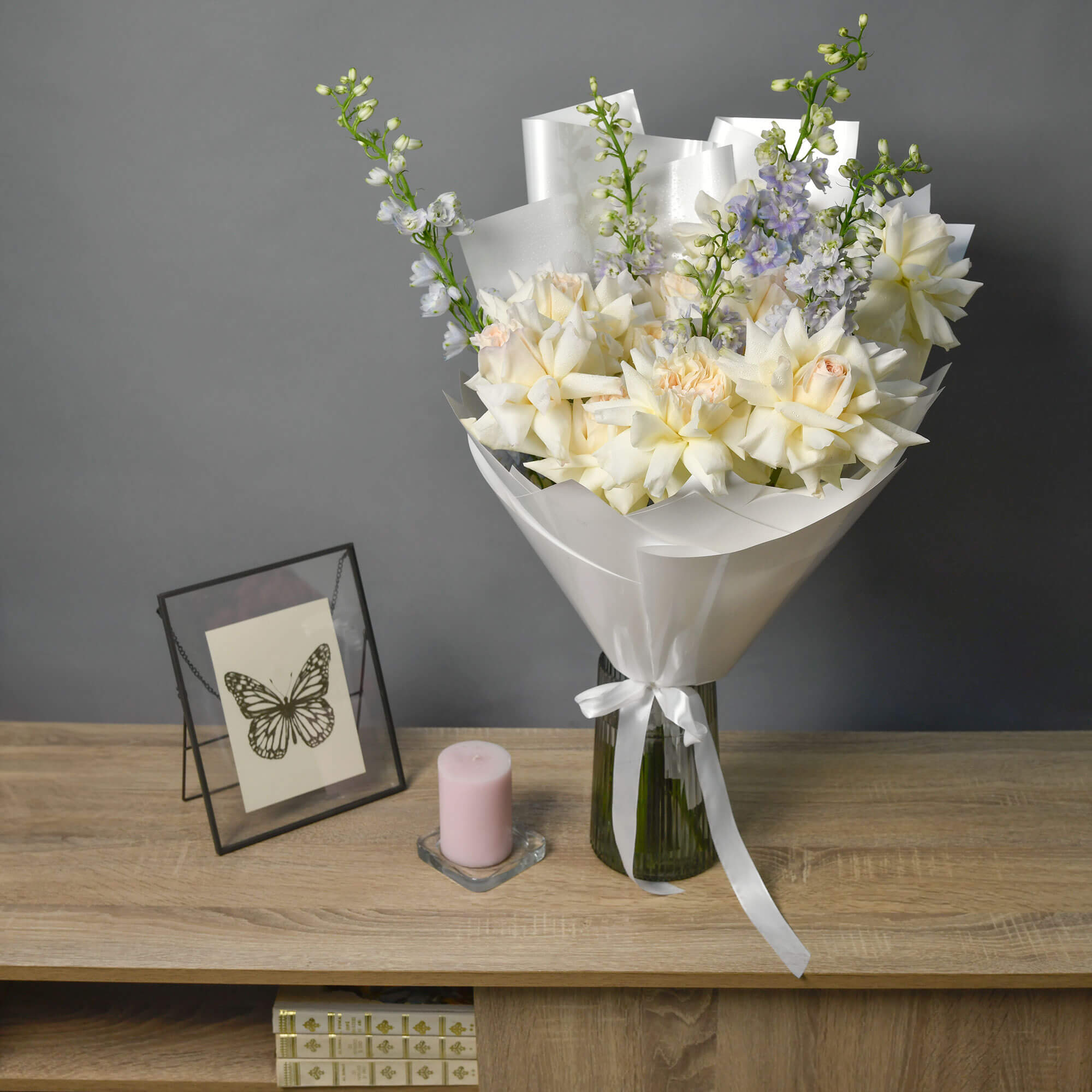 Buchet trandafiri speciali albi si delphinium, 3
