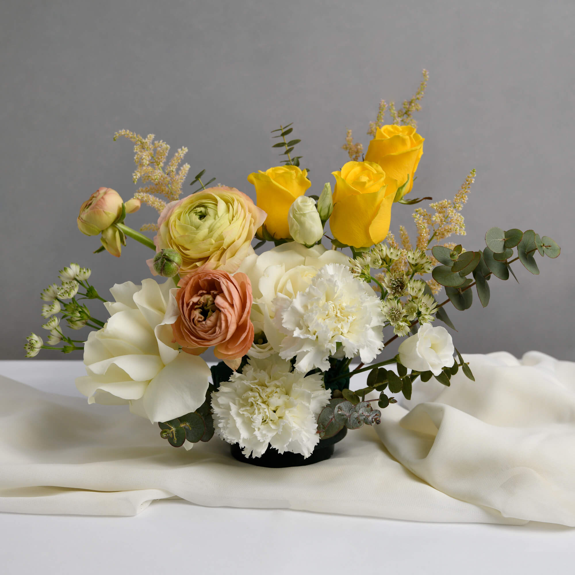 Aranjament de masa cu trandafiri albi si ranunculus