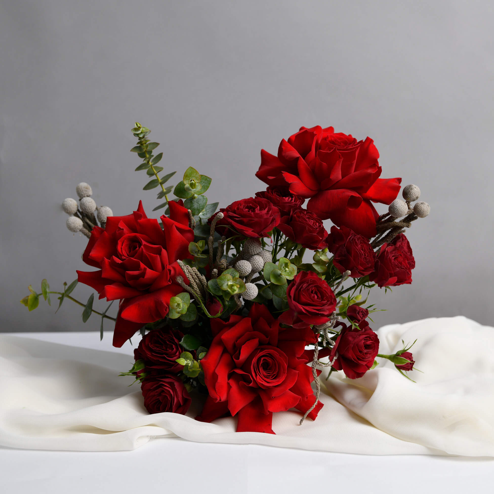 Aranjament de masa cu trandafiri rosii si miniroze