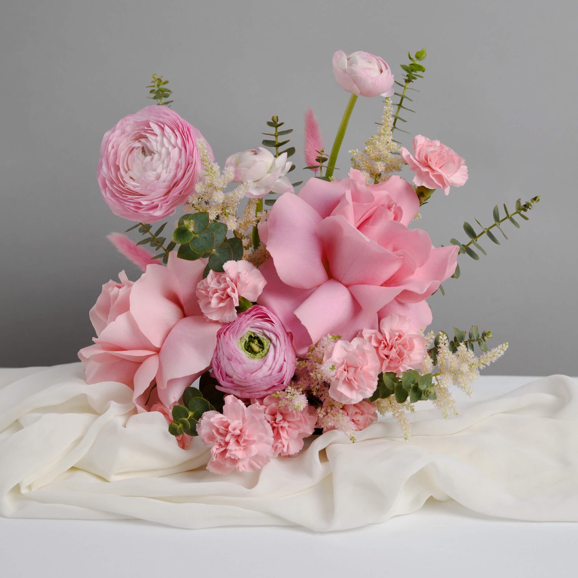 Aranjament de masa cu ranunculus roz si trandafiri, 1