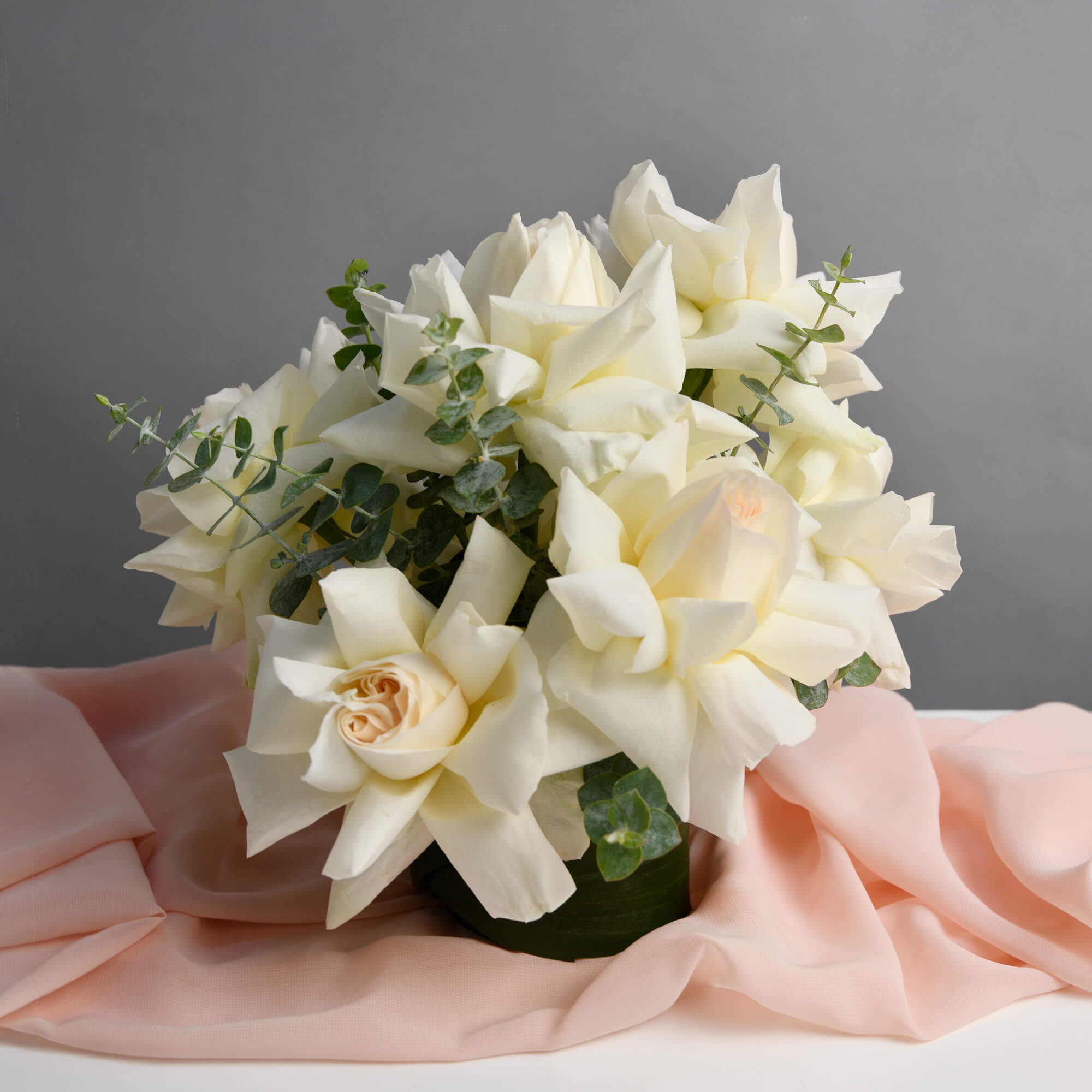Aranjament de masa cu trandafiri speciali albi si eucalipt, 1