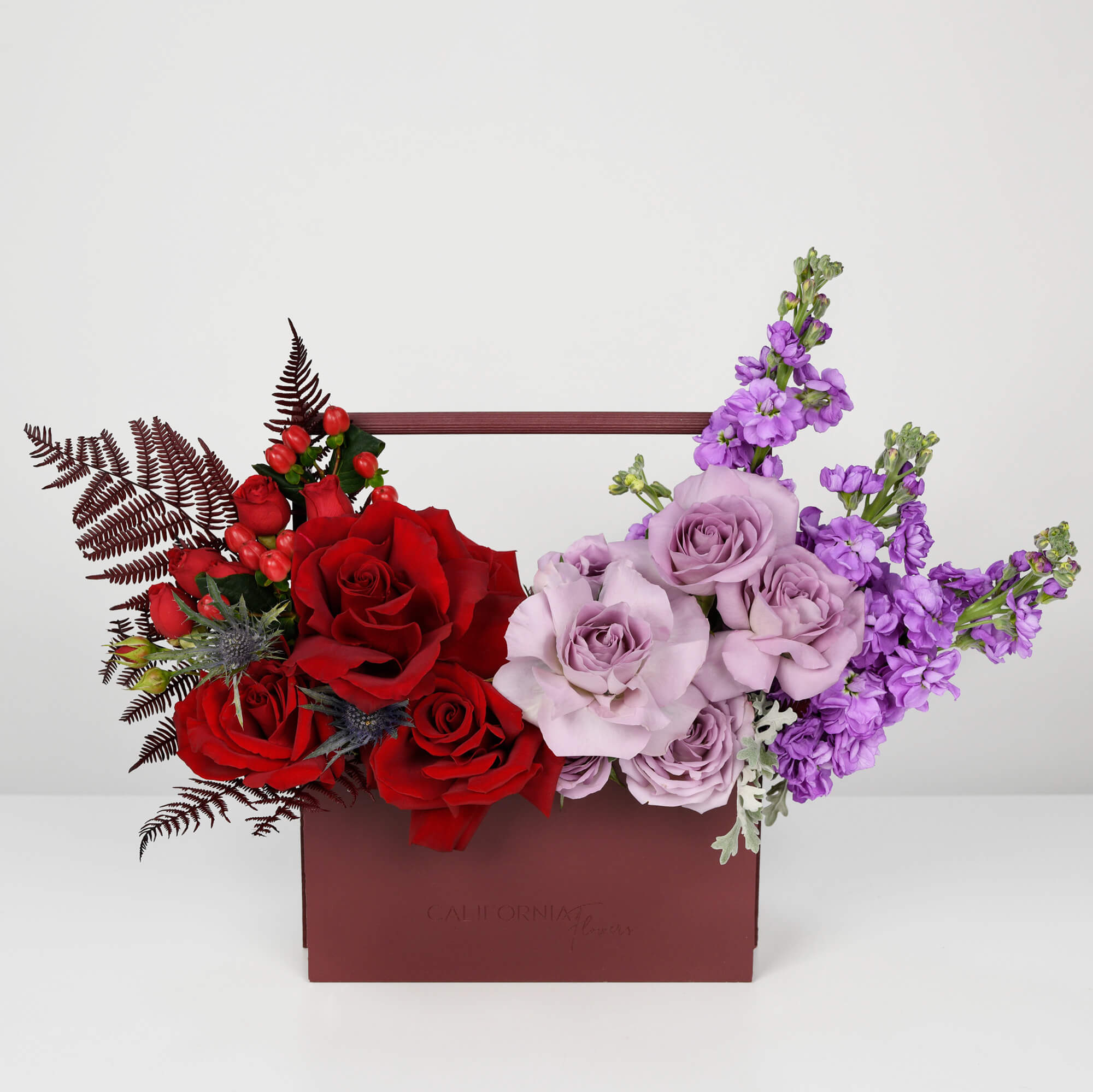 Aranjament in cutie cu trandafiri rosii si lila, 2