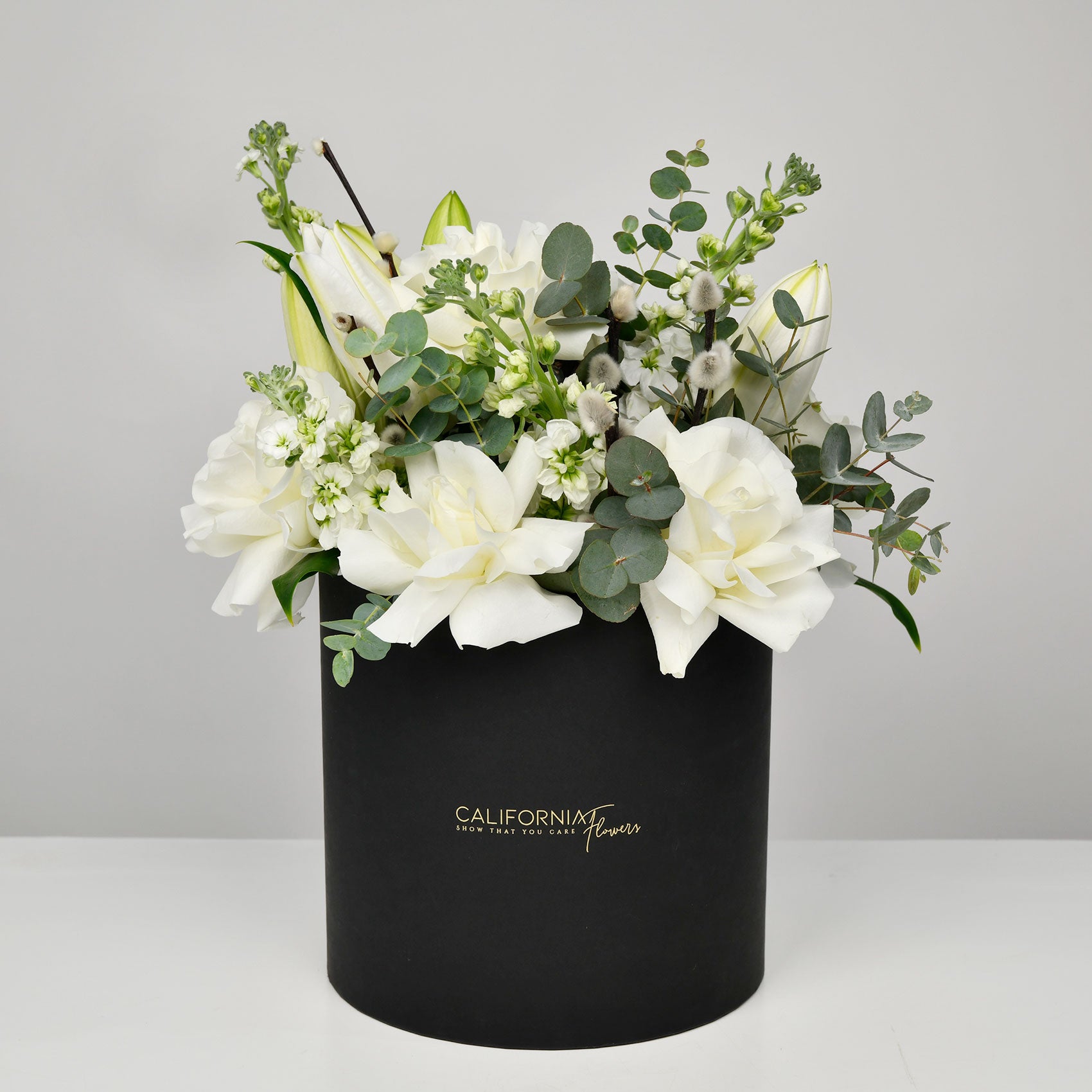 Aranjament floral in cutie neagra cu trandafiri speciali si crini