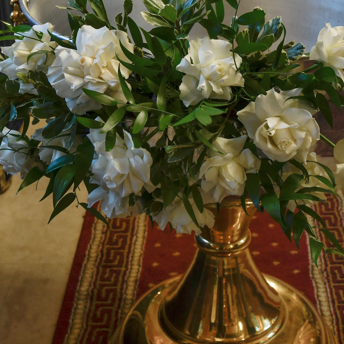 Aranjament in cristelnita cu trandafiri speciali albi, 2