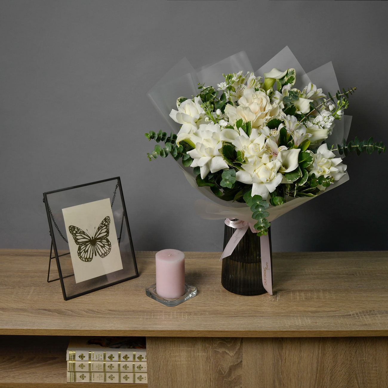 Bouquet of white roses, matthiola and calla