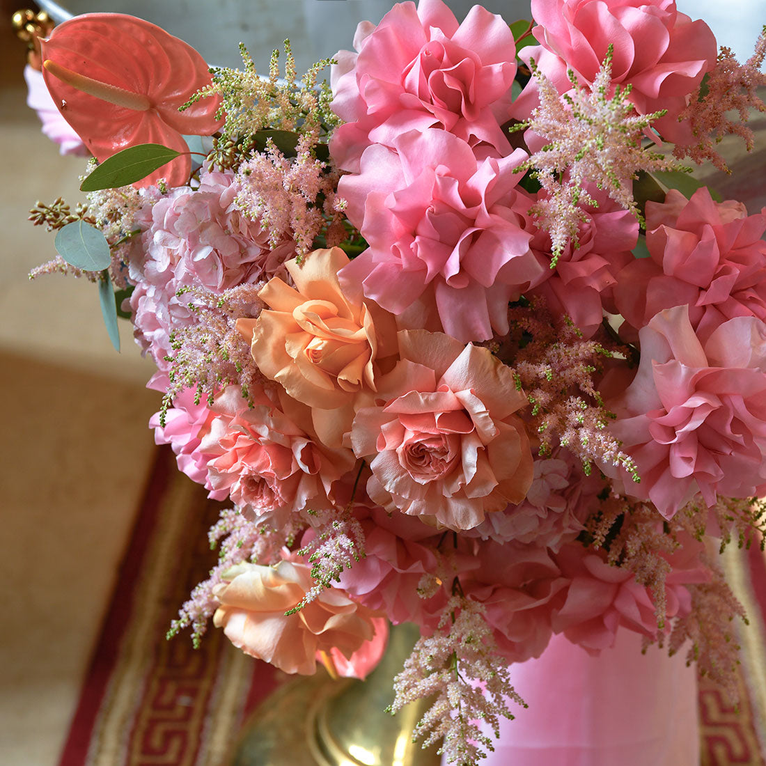 Aranjament cristelnita cu hortensie roz, trandafiri somon si astillbe, 2