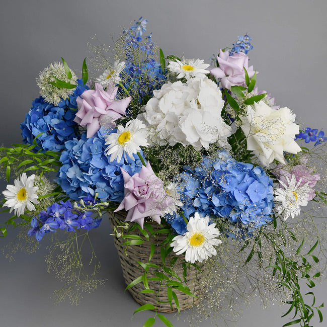 Aranjament decor pentru eveniment cu hortensie albastra si trandafiri lila, 1
