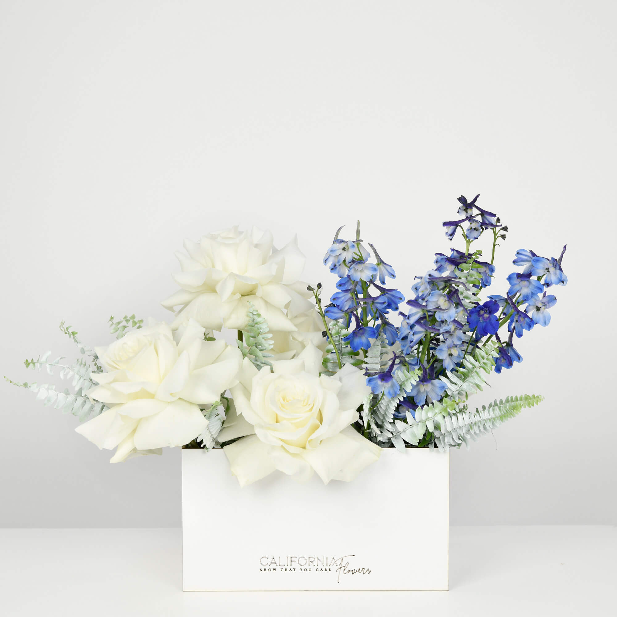 Cutie cu trandafiri albi speciali si delphinium