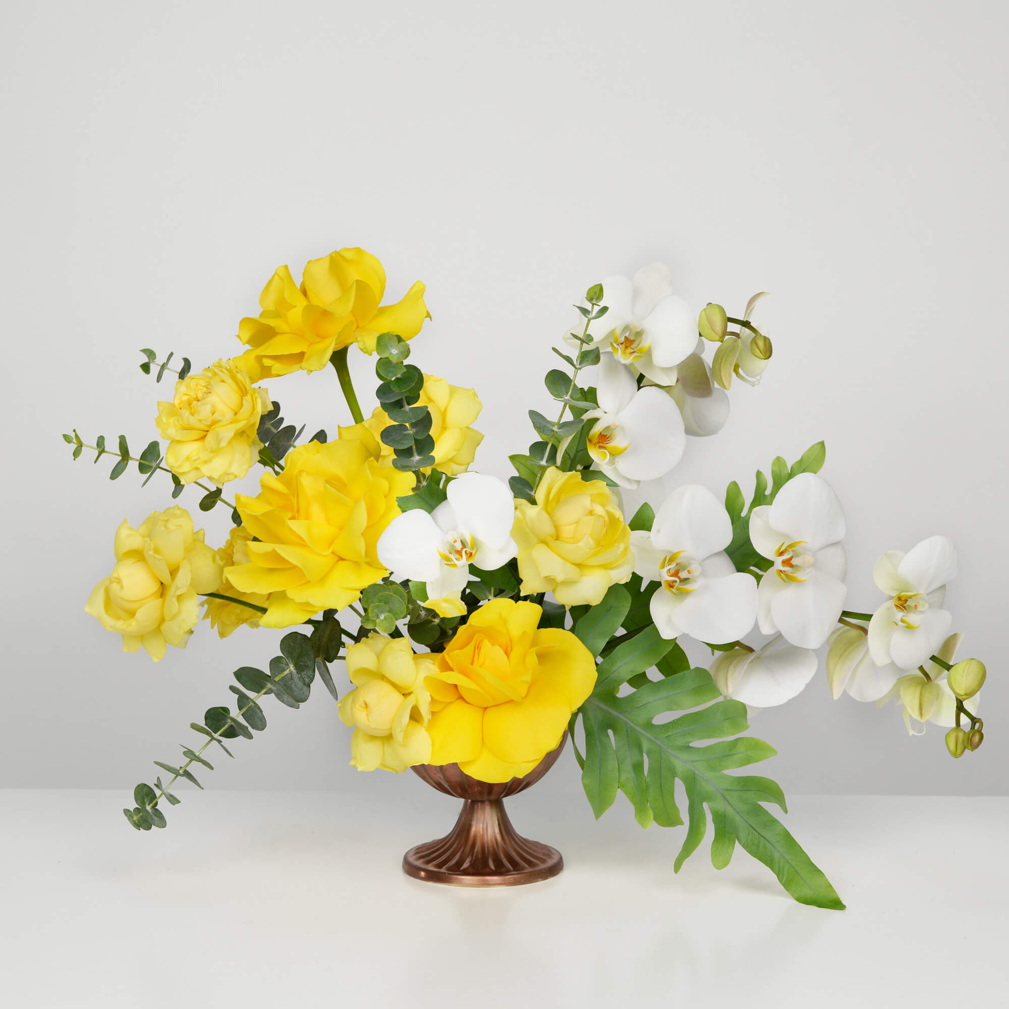 Aranjament floral cu trandafiri galbeni si phalaenopsis