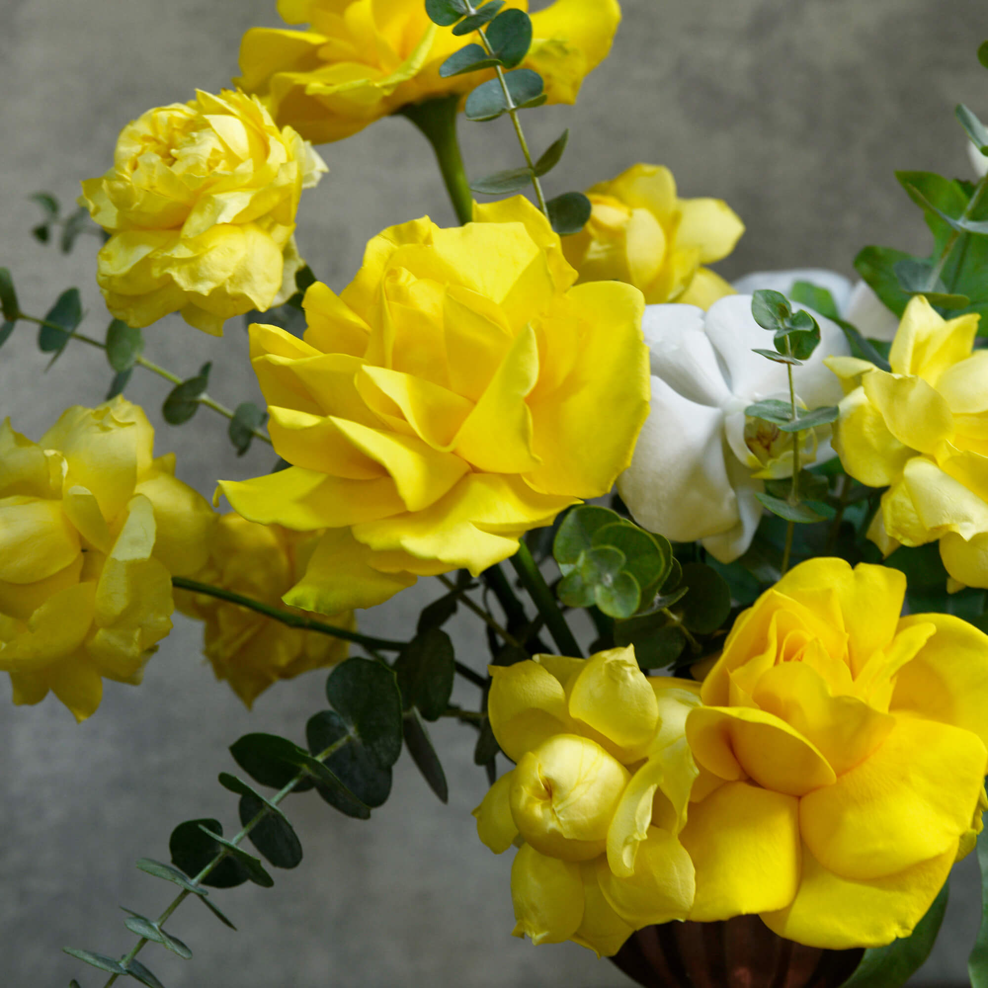 Aranjament floral cu trandafiri galbeni si phalaenopsis