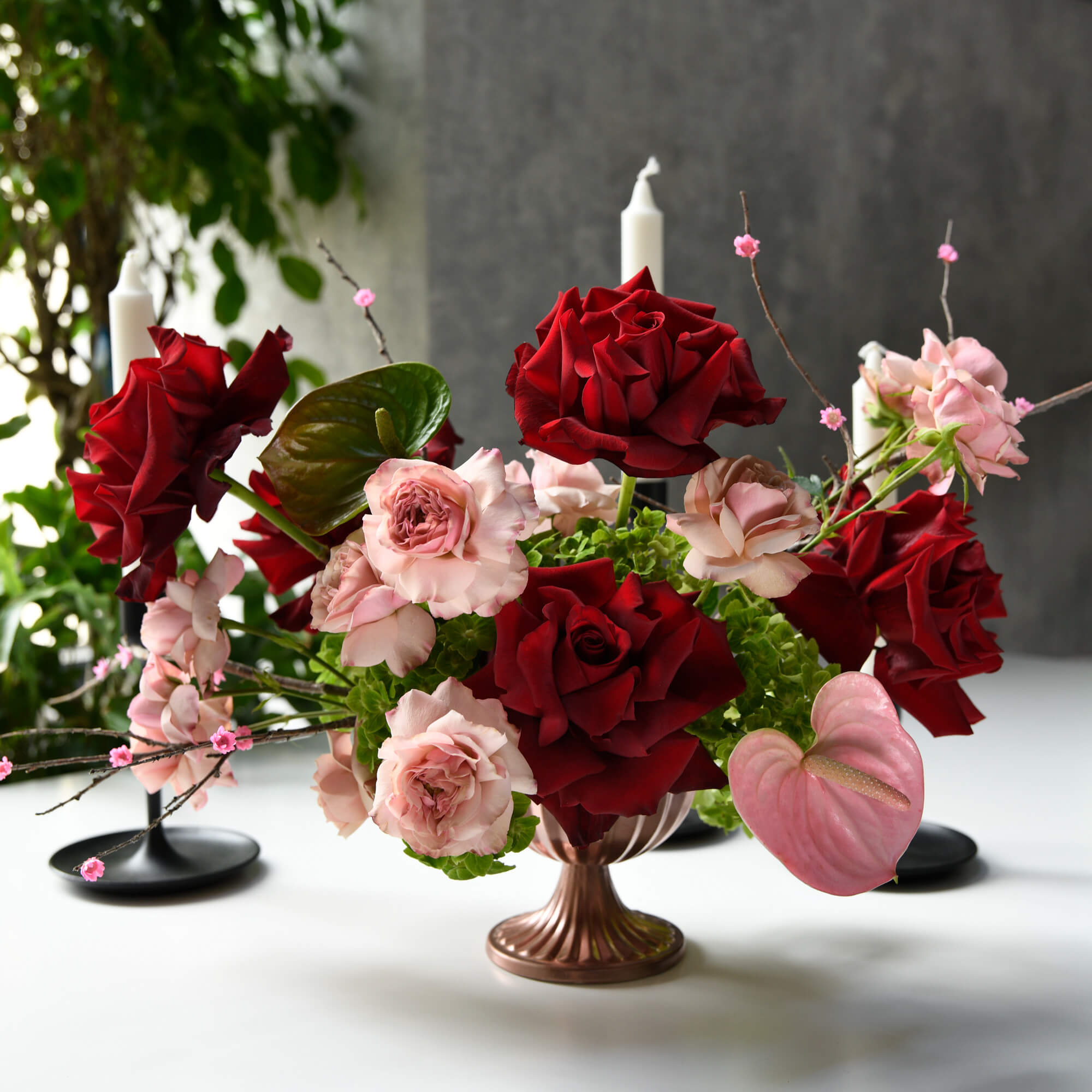 Aranjament floral cu trandafiri si anthurium, 2