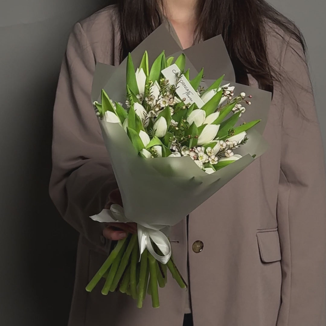 Buchet 25 lalele albe si wax, 4, Californiaflowers.ro