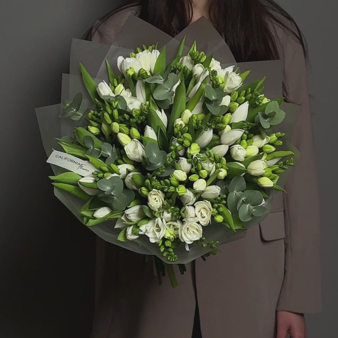 Buchet lalele, frezii si eucalipt, 4, Californiaflowers.ro