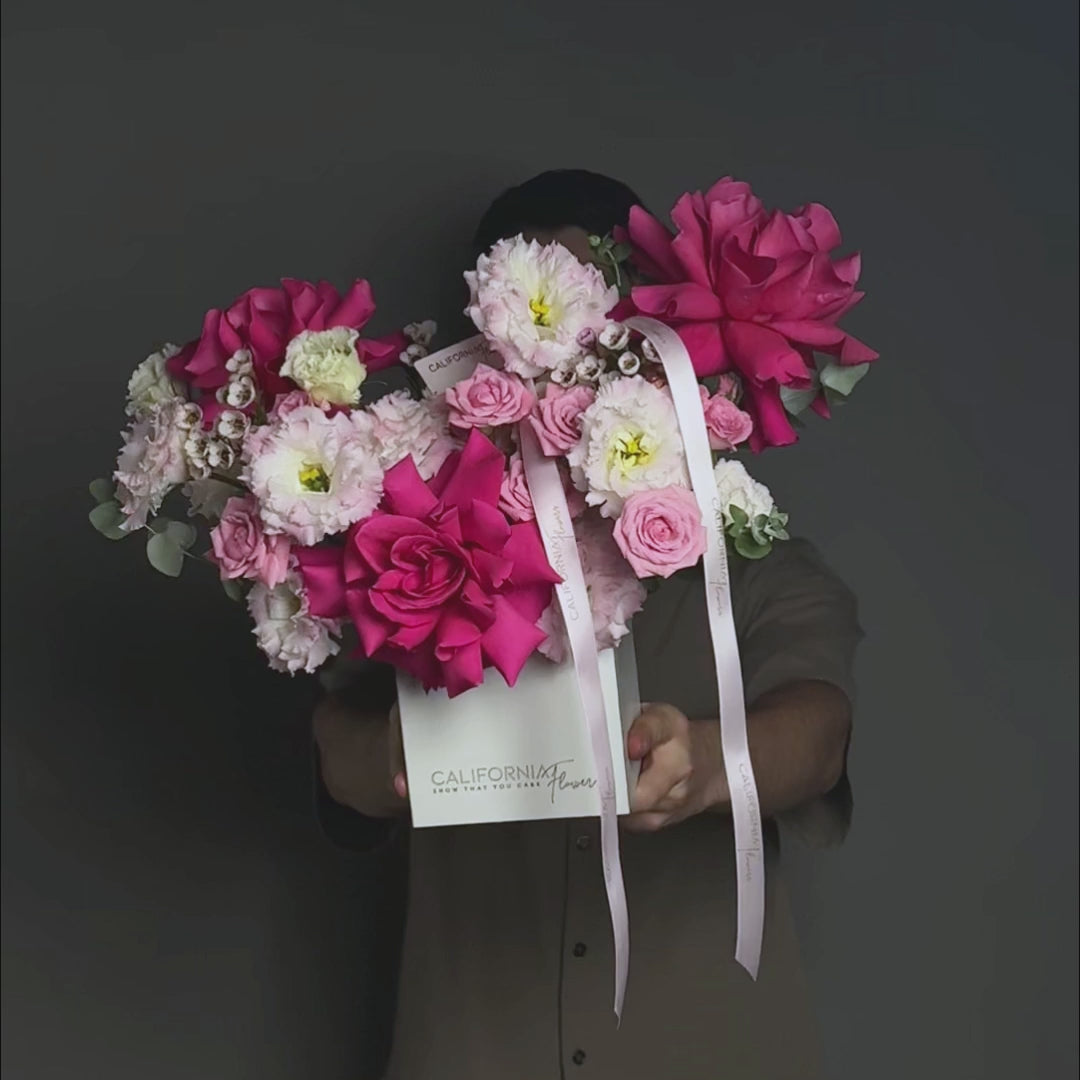 Aranjament floral in cutie cu trandafiri speciali Pink si lisianthus, 4, Californiaflowers.ro