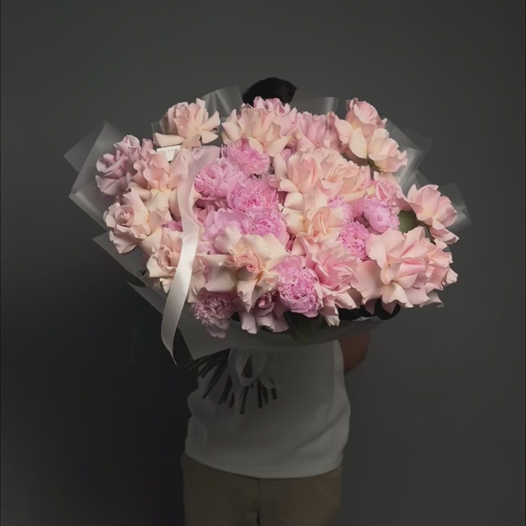Buchet trandafiri roz speciali si bujori, 4, Californiaflowers.ro