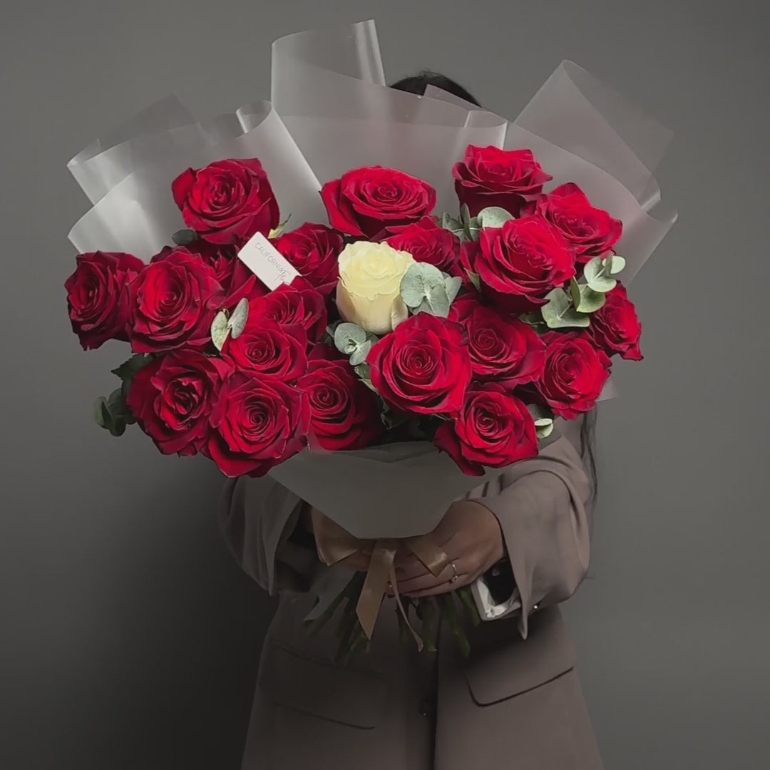 Buchet trandafiri rosii si alb, 6, Californiaflowers.ro
