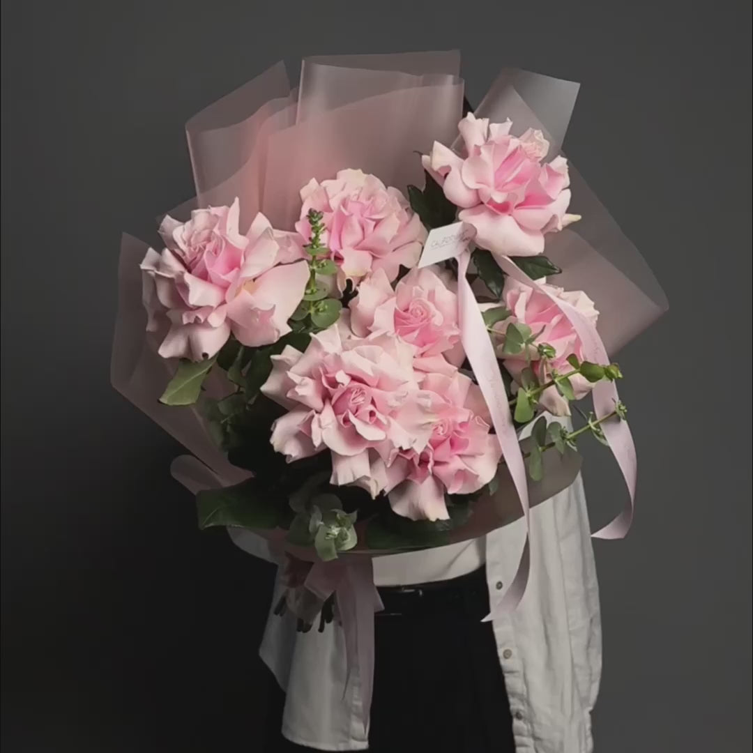 Buchet 7 trandafiri roz speciali si eucalipt, 4, Californiaflowers.ro