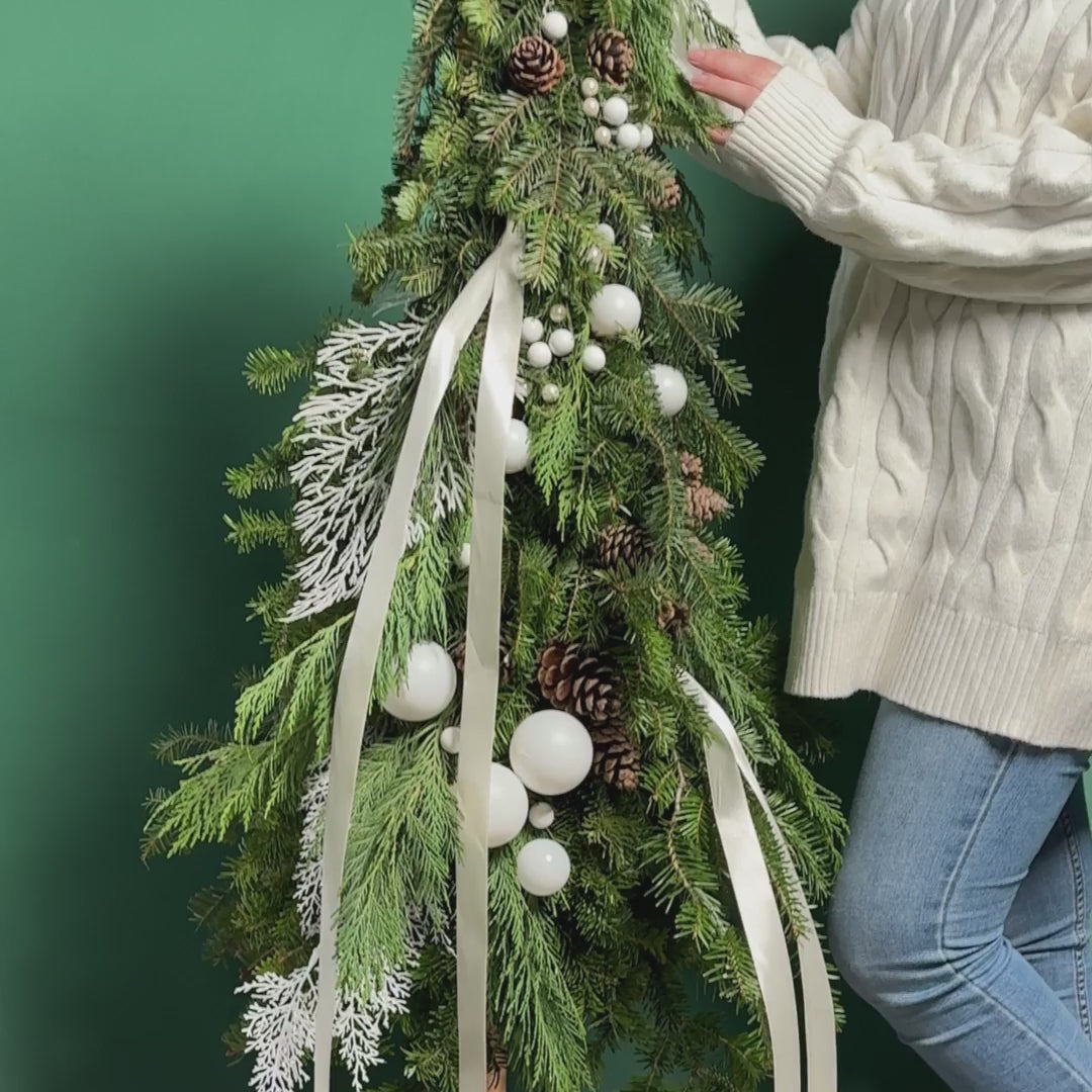 Aranjament brad de Craciun cu globuri albe, 3, Californiaflowers.ro