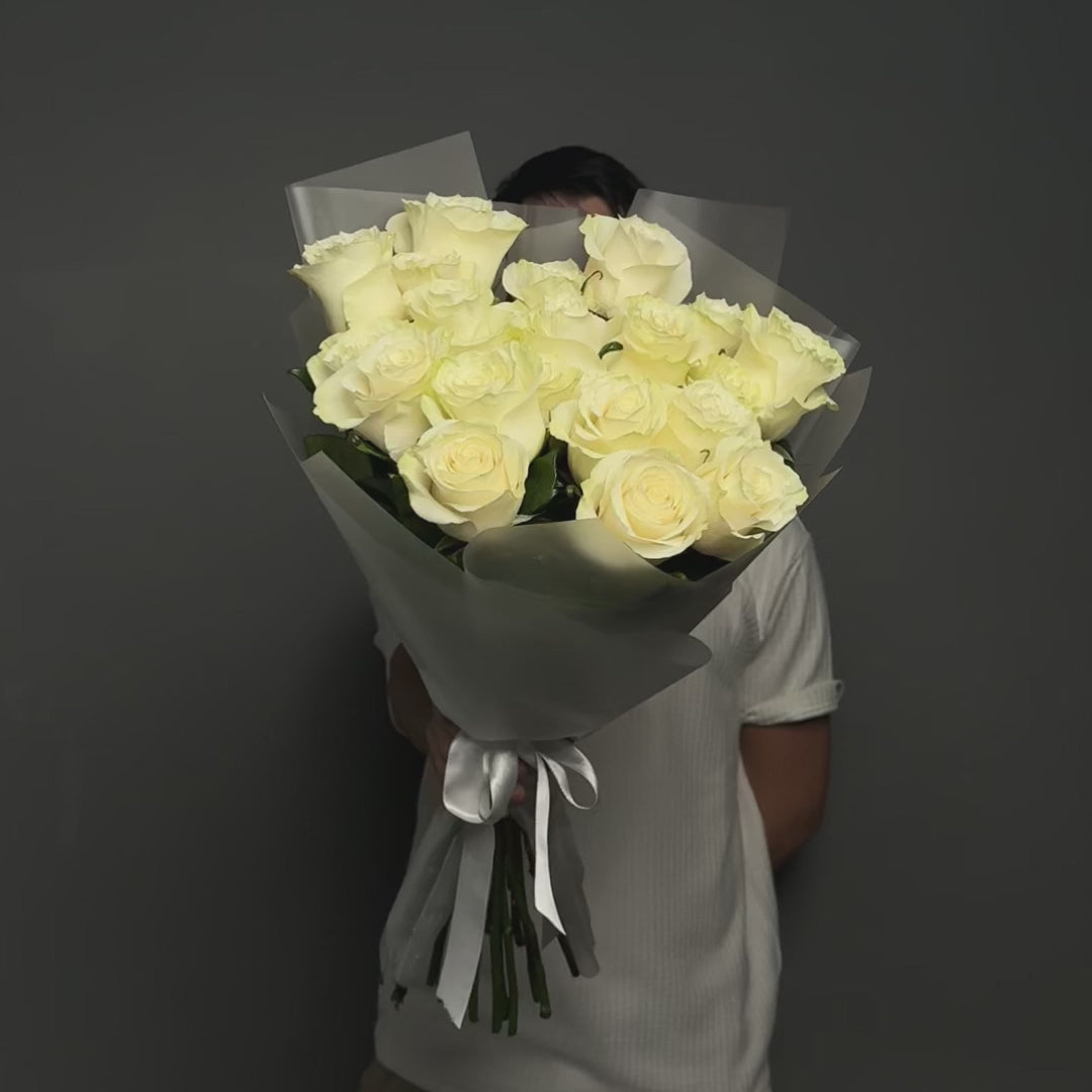 Buchet 25 trandafiri albi, 4, Californiaflowers.ro
