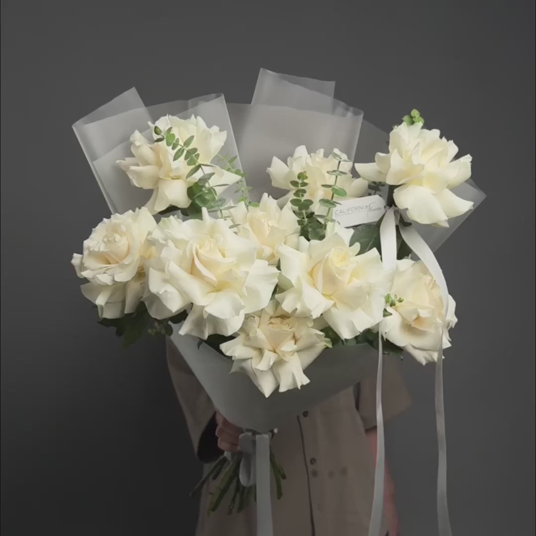 Buchet 9 trandafiri albi speciali si eucalipt, 4, Californiaflowers.ro