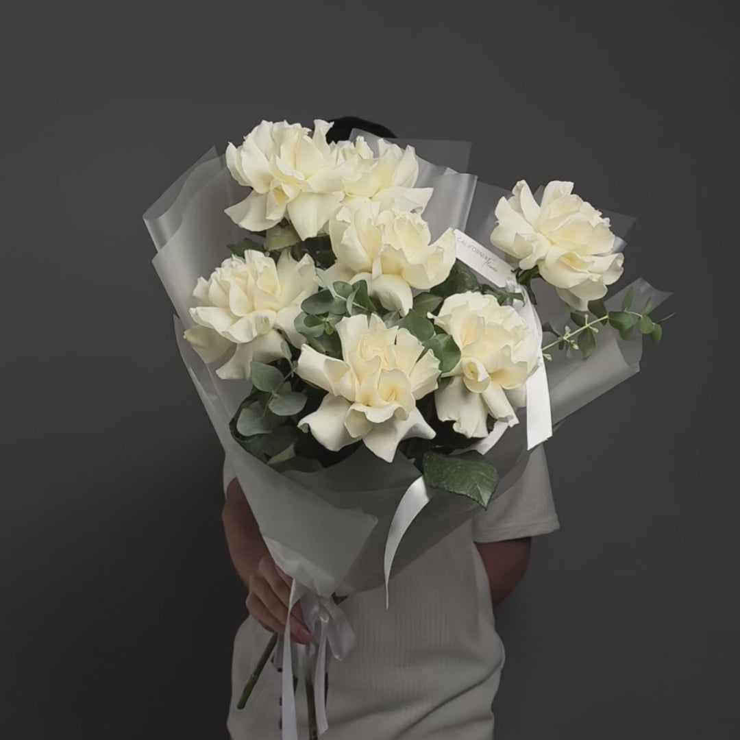 Buchet 7 trandafiri albi speciali si eucalipt, 4, Californiaflowers.ro