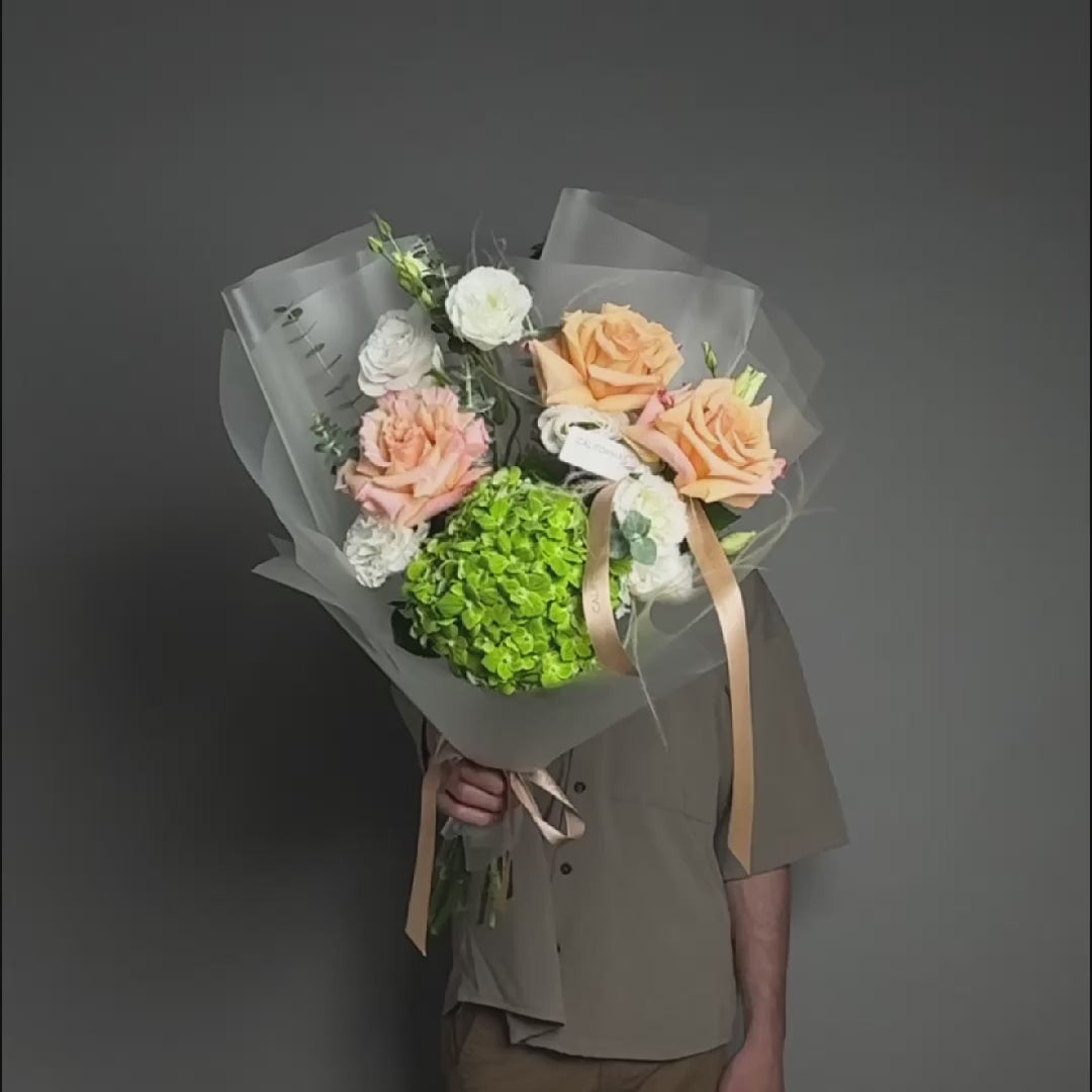 Buchet hortensie verde si trandafiri speciali peach, 4, Californiaflowers.ro