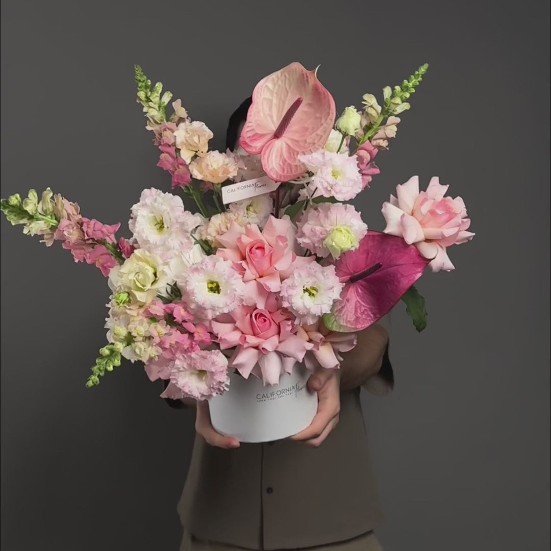 Aranjament floral in cutie cu anthurium,  lisianthus si trandafiri roz, 4, Californiaflowers.ro