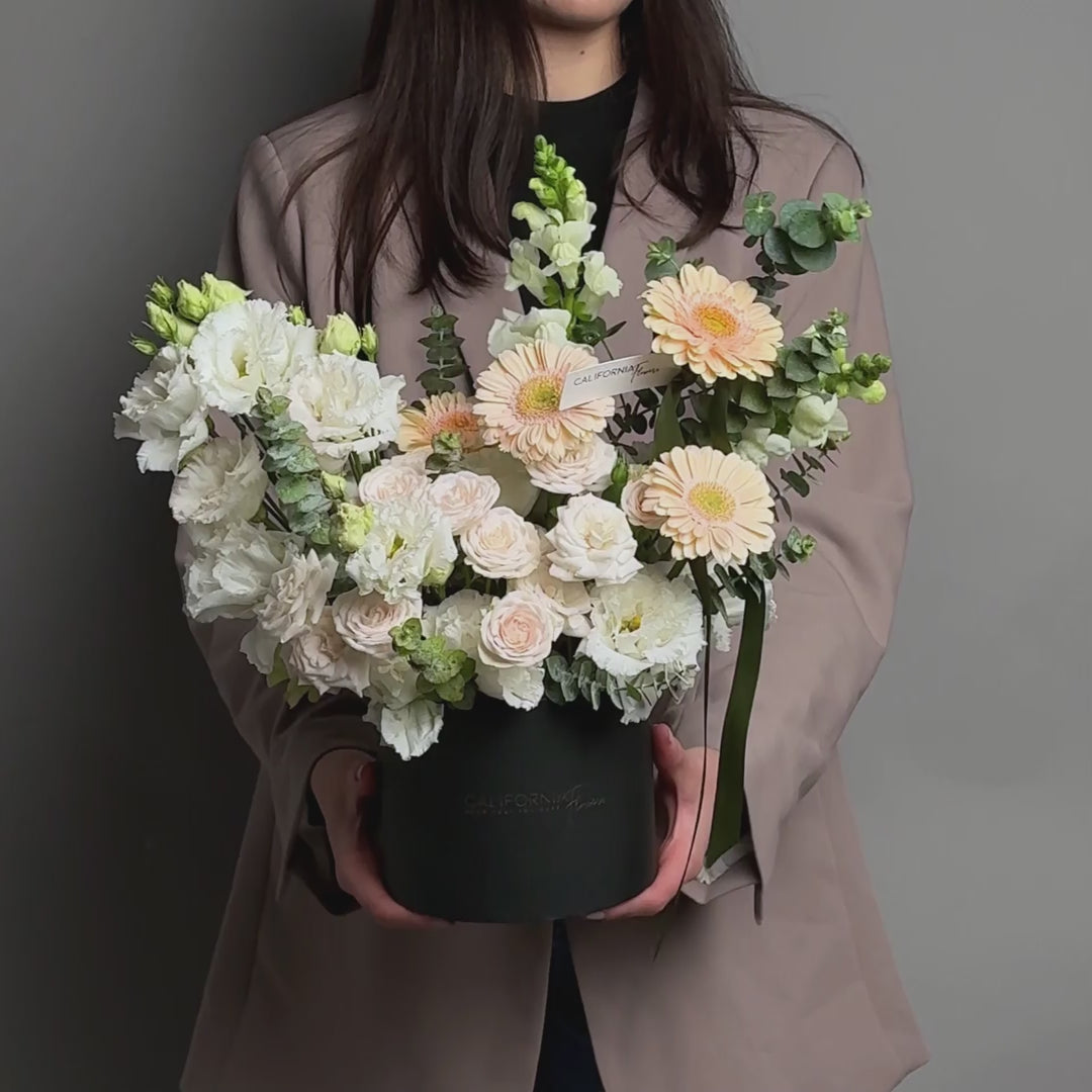 Aranjament in cutie cu gerbera somon si lisianthus, 4, Californiaflowers.ro